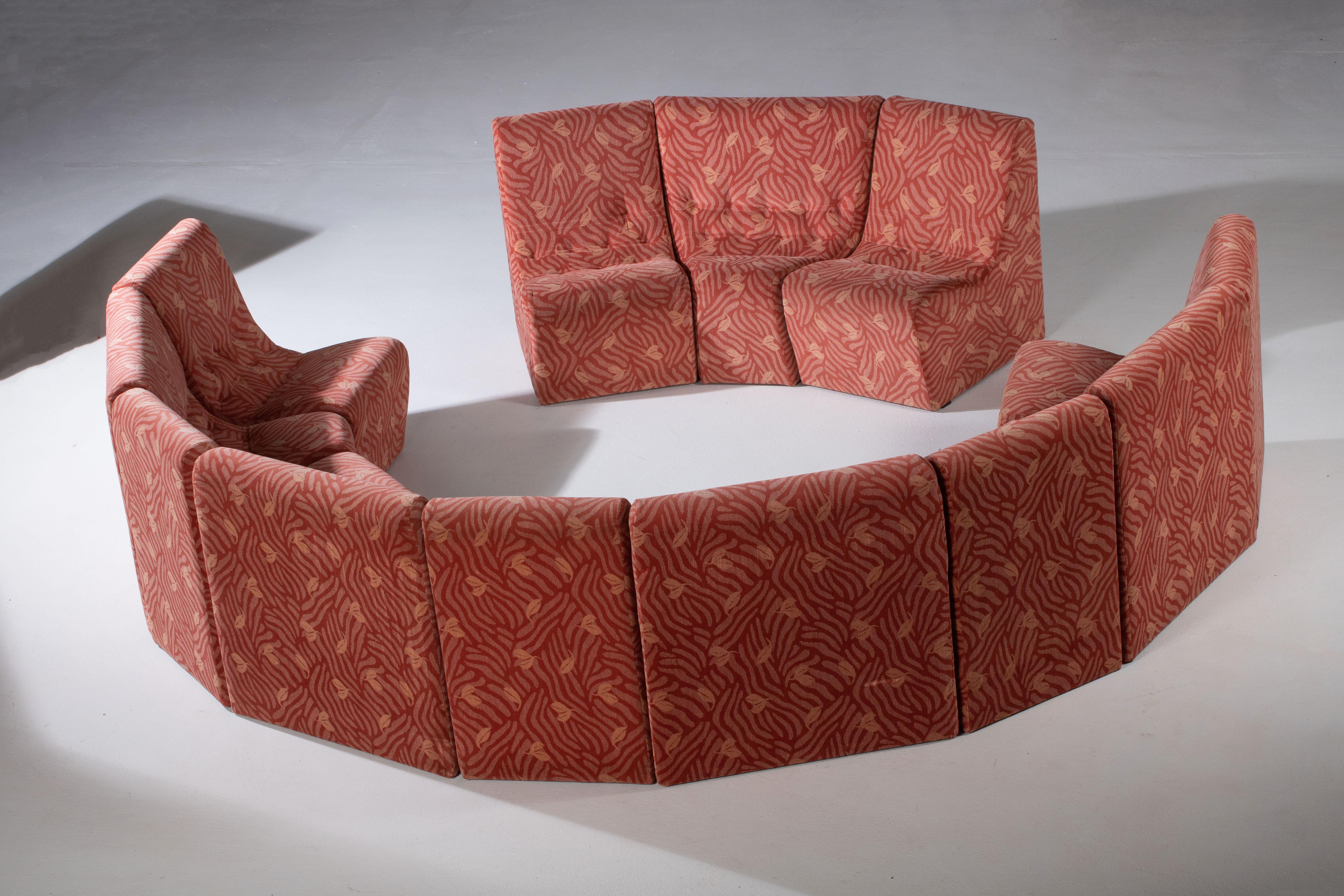 Français Une composition d'une adaptabilité sculpturale : Canapé modulaire du milieu du siècle, tissu Blush en vente