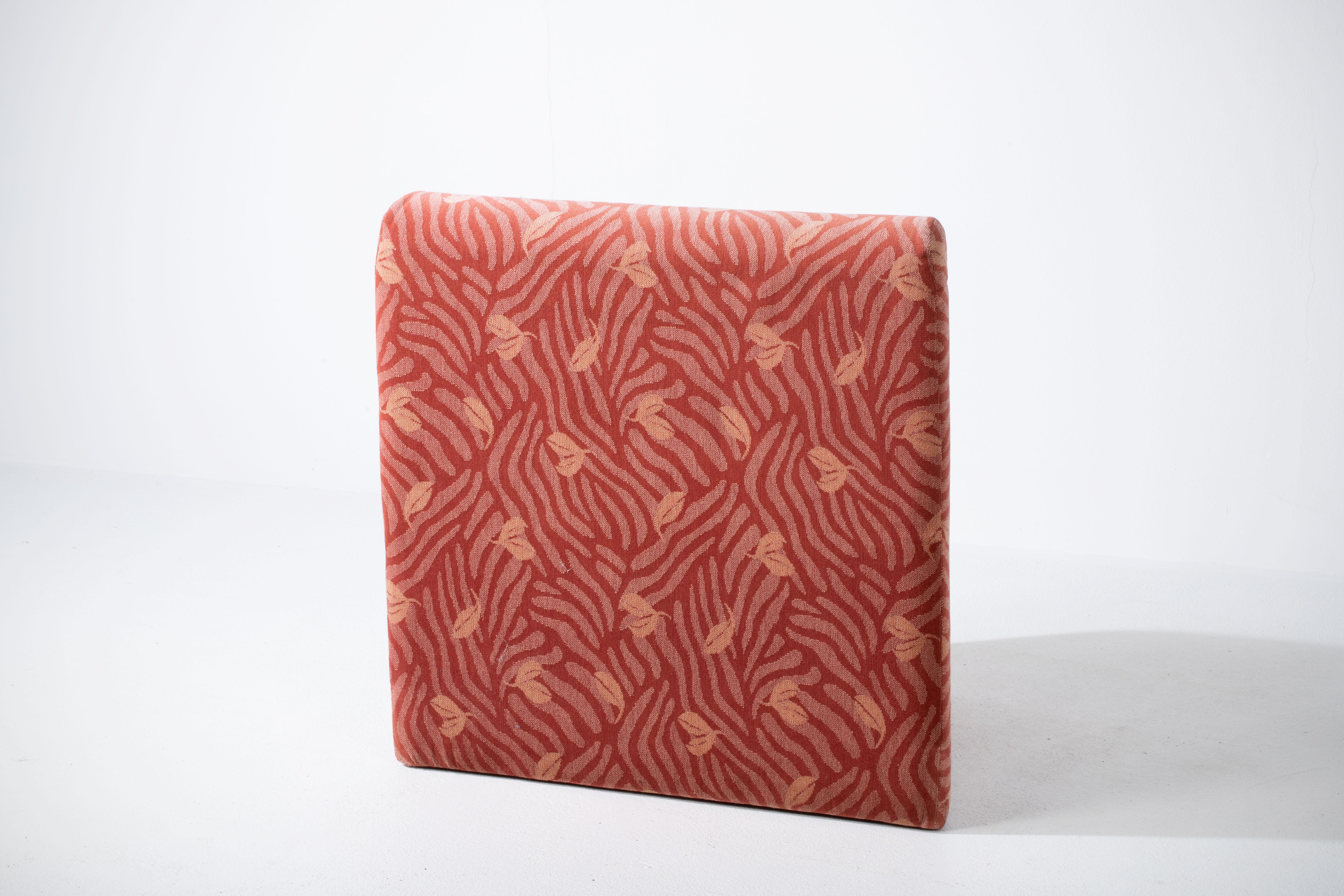 Une composition d'une adaptabilité sculpturale : Canapé modulaire du milieu du siècle, tissu Blush en vente 1