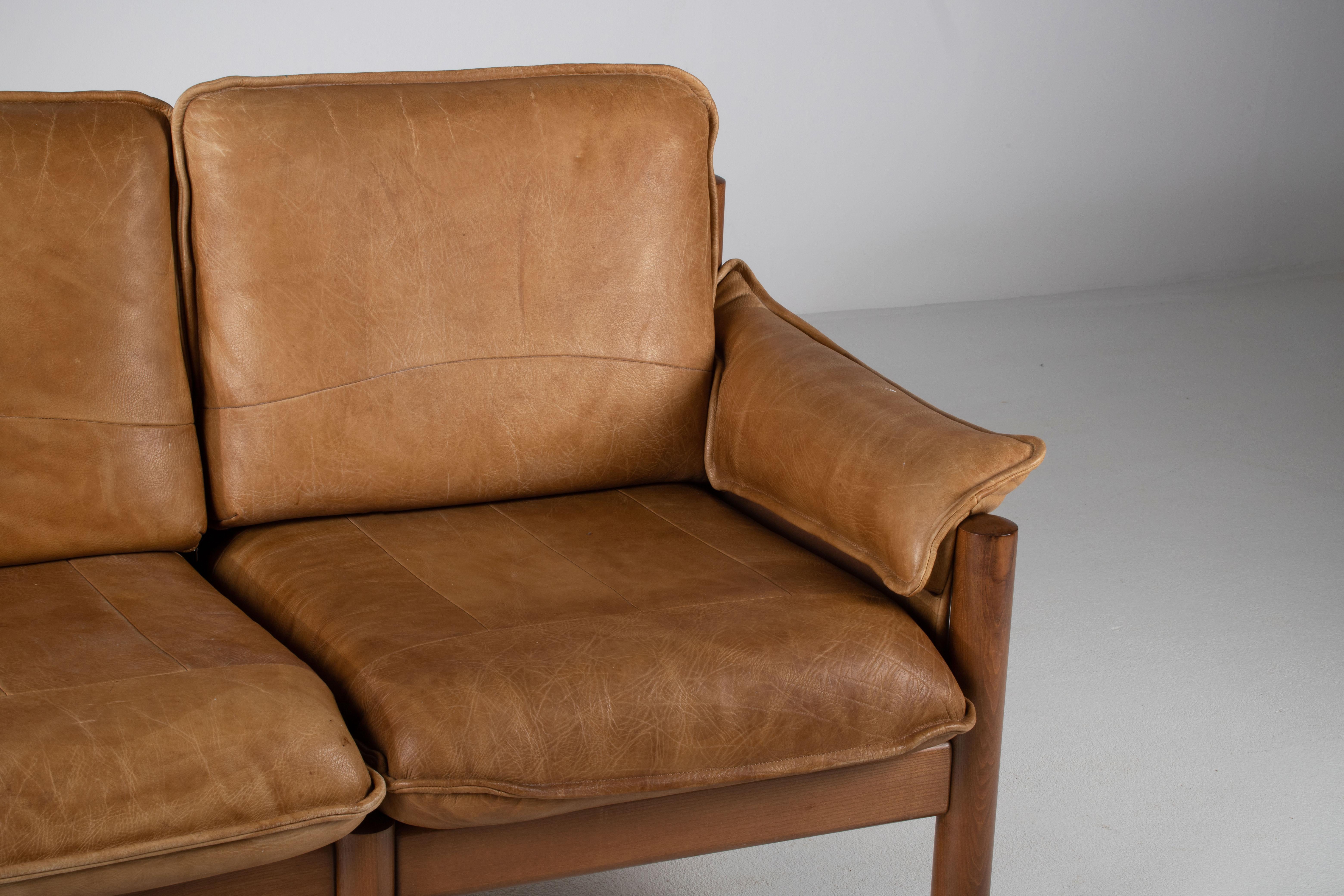 Canapé trois places en cuir du milieu du siècle à la manière de Pierre Chapo en vente 2