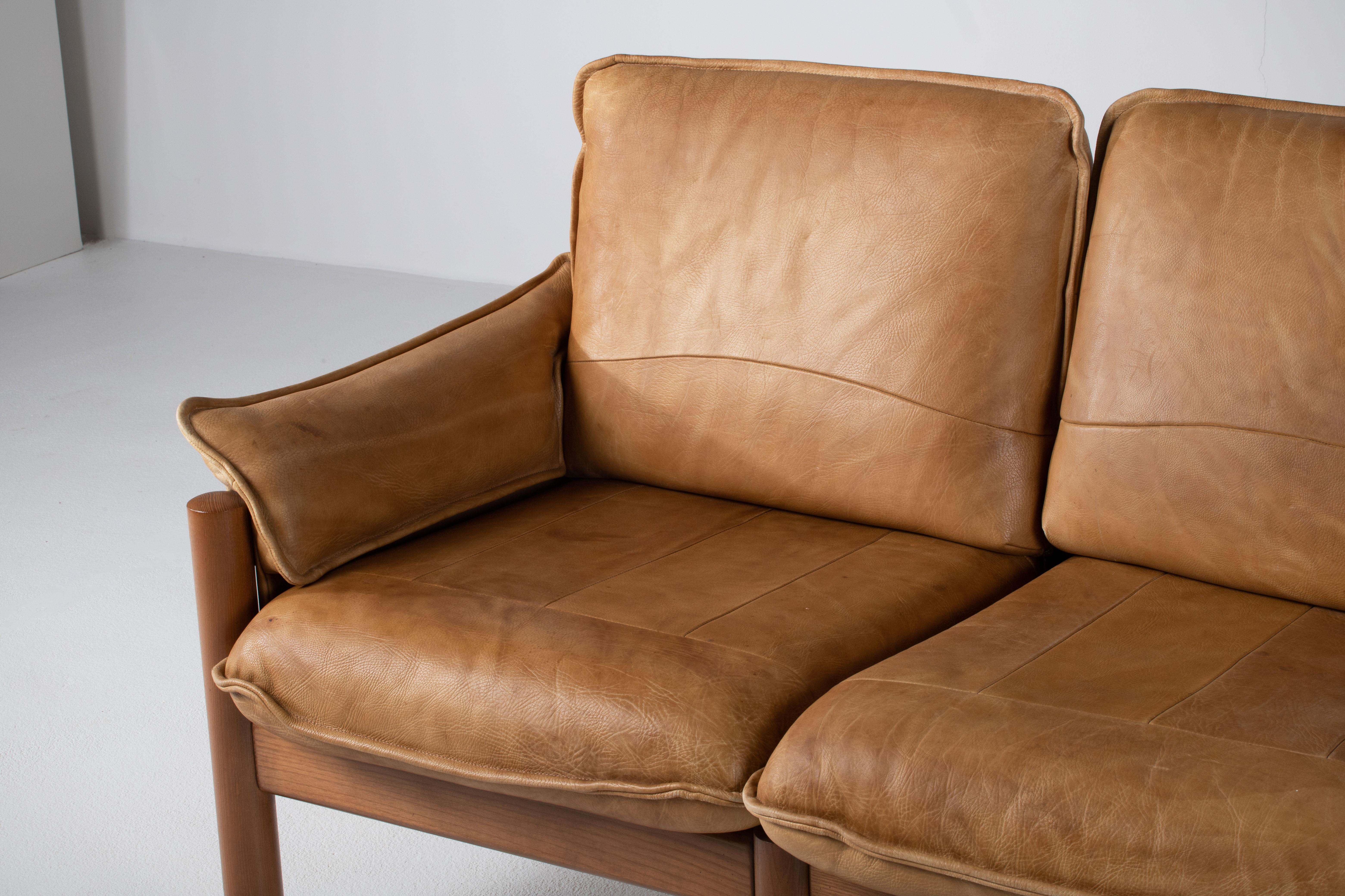 Canapé trois places en cuir du milieu du siècle à la manière de Pierre Chapo en vente 4