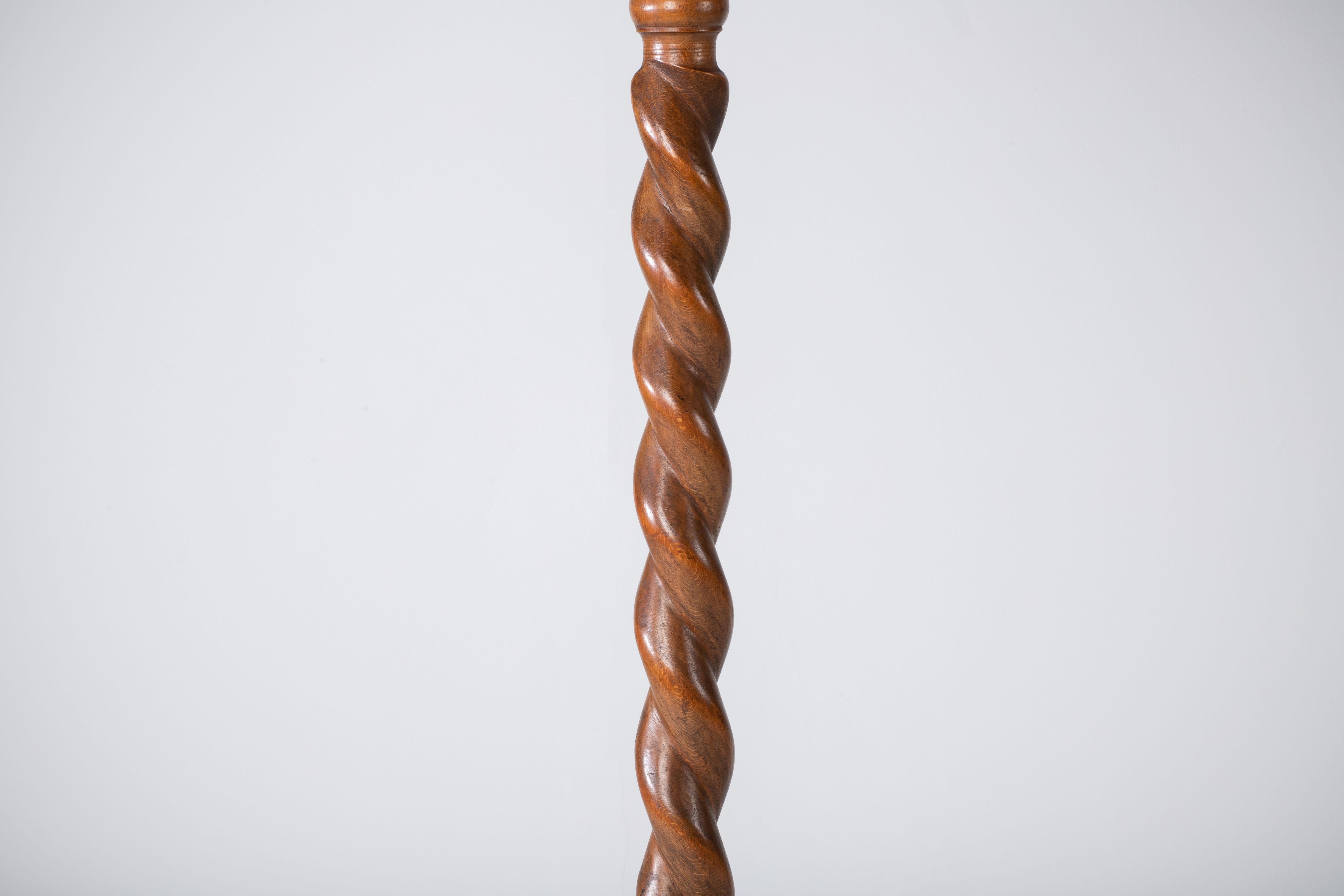 Francese Una composizione di tranquilla utilità: Lampada da terra francese in Oak Oak ritorto, 1940 in vendita