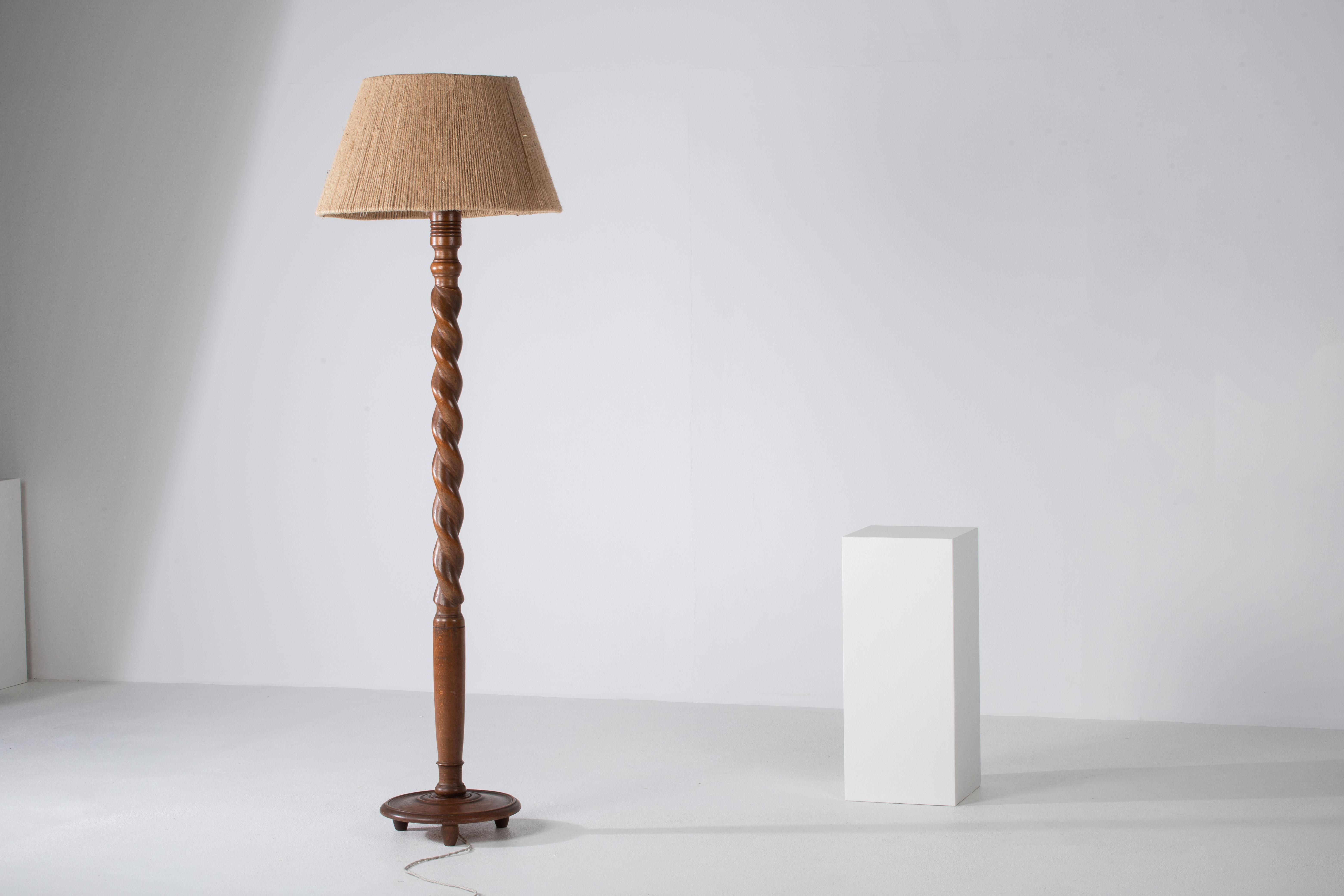 Corda Una composizione di tranquilla utilità: Lampada da terra francese in Oak Oak ritorto, 1940 in vendita