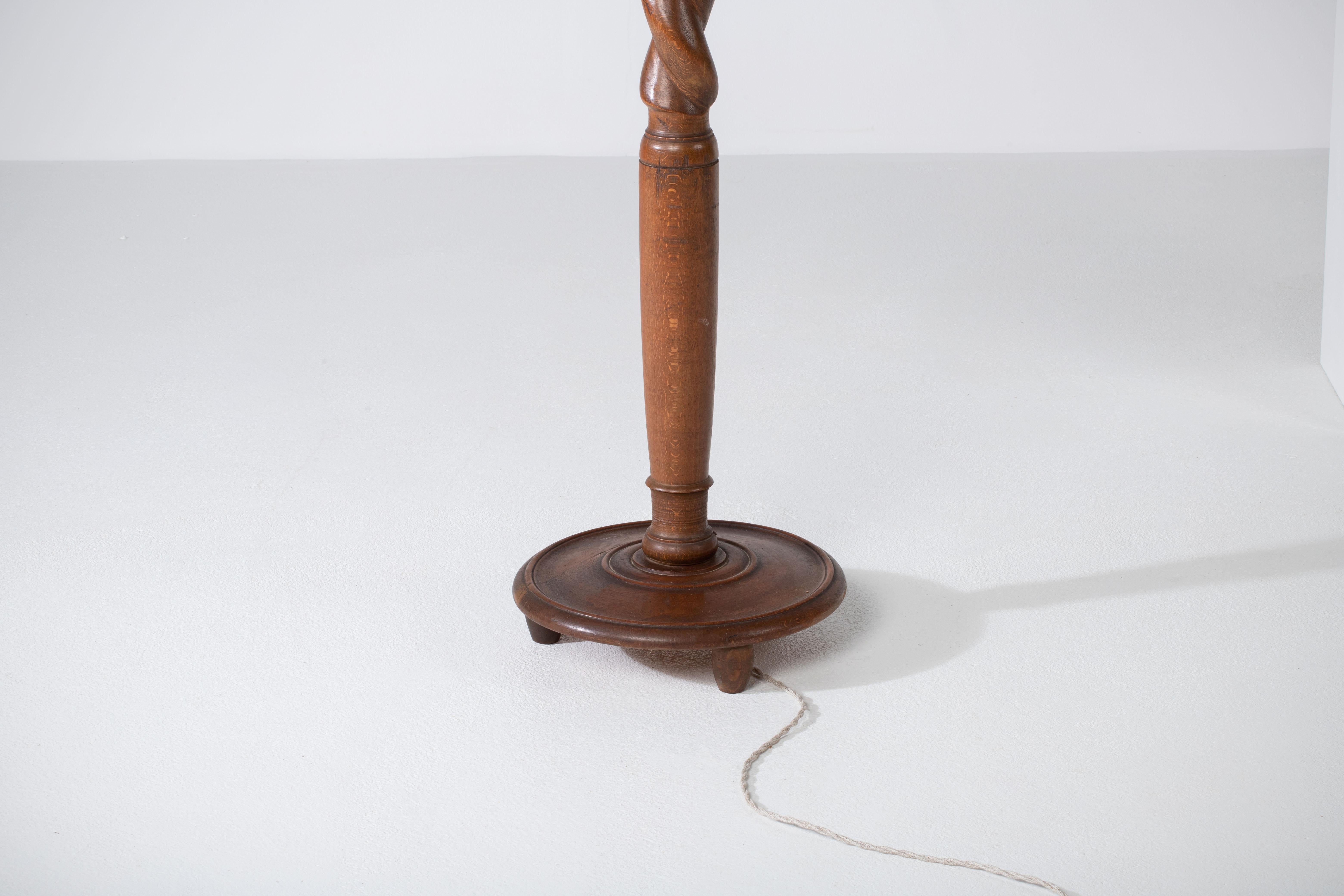 Una composizione di tranquilla utilità: Lampada da terra francese in Oak Oak ritorto, 1940 In condizioni buone in vendita a Kaštel Sućurac, Splitsko-dalmatinska županija