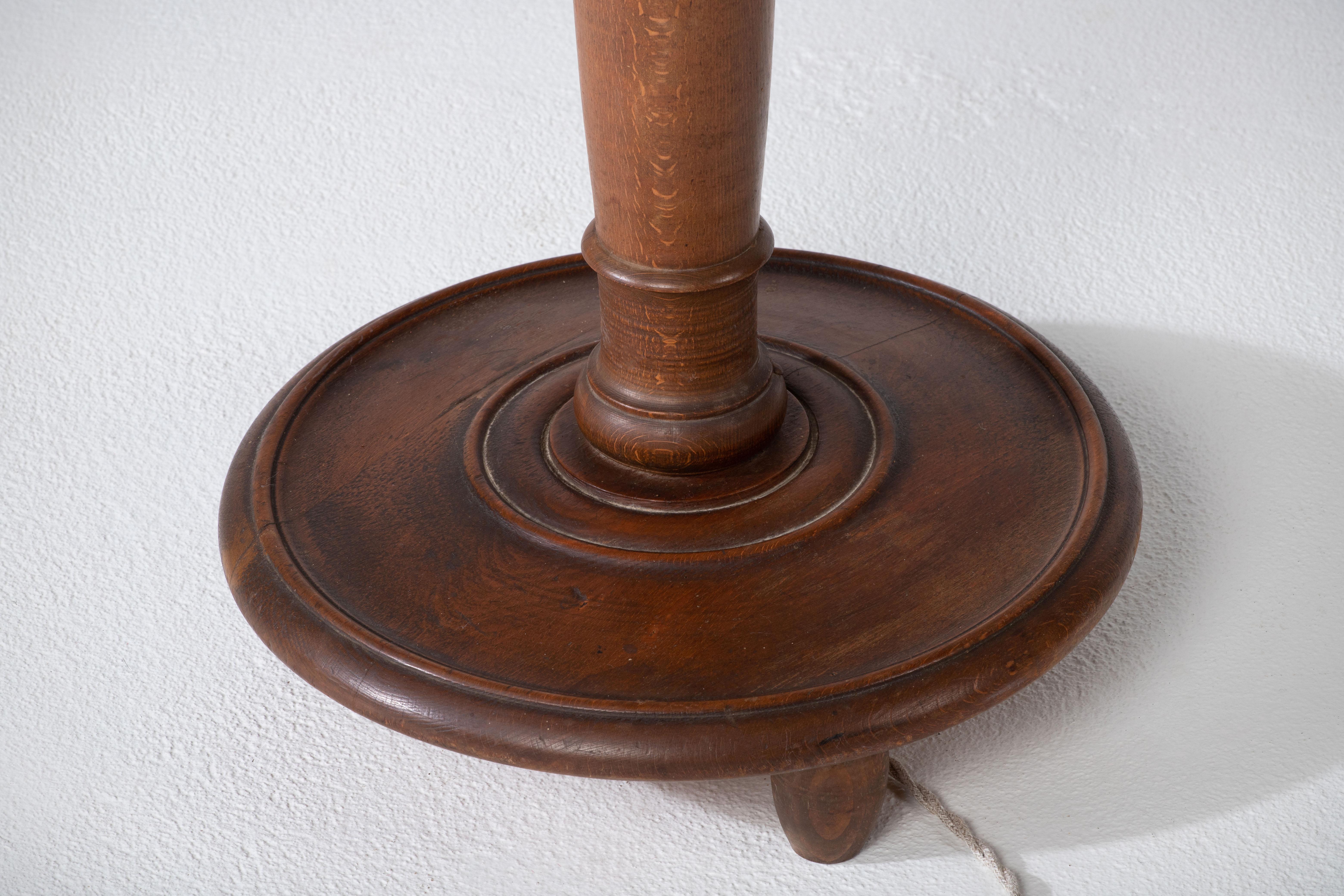 Metà XX secolo Una composizione di tranquilla utilità: Lampada da terra francese in Oak Oak ritorto, 1940 in vendita