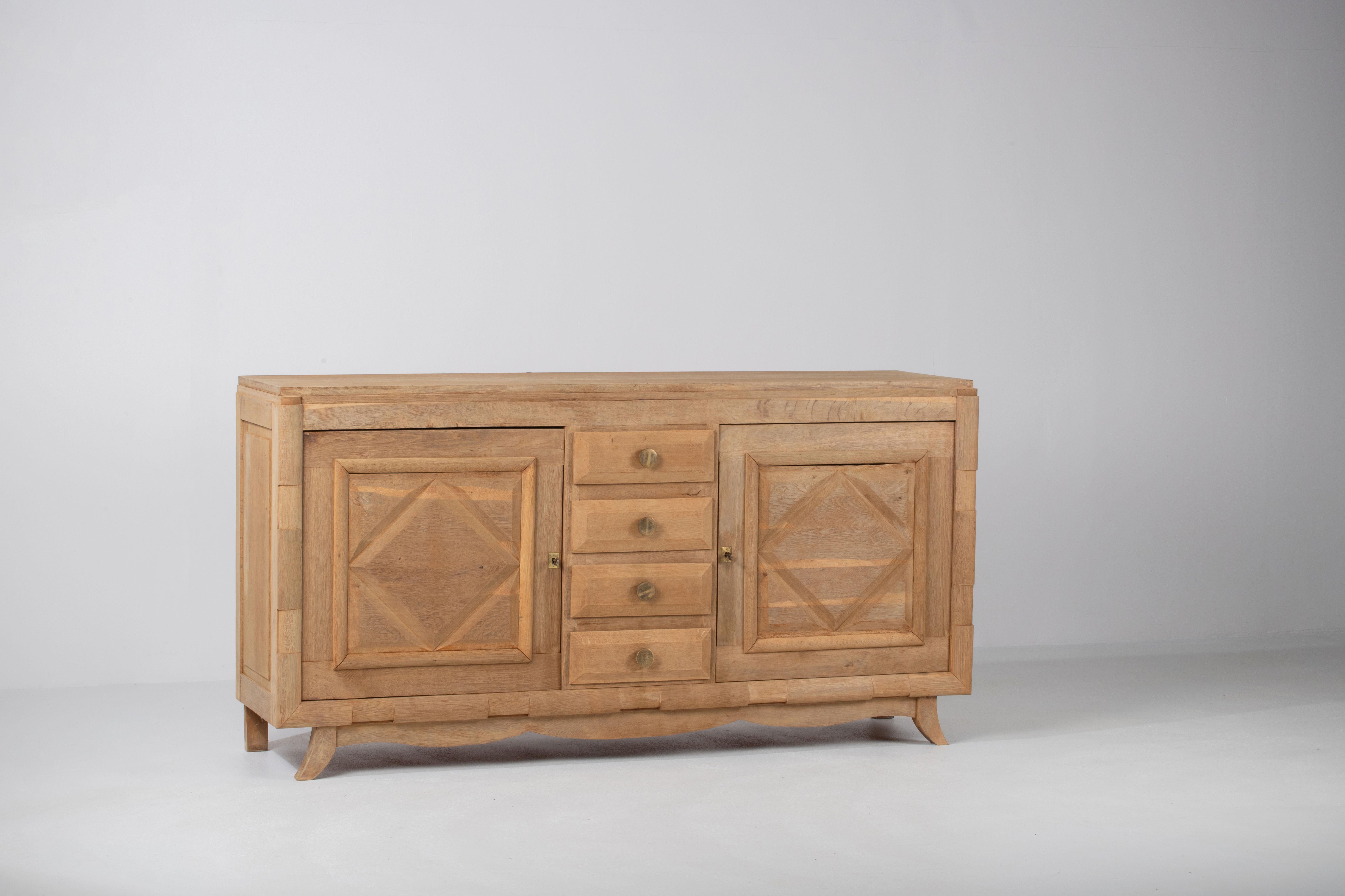 A Composition of Restrained Geometry: French Oak Credenza, 1940s In Good Condition For Sale In Kaštel Sućurac, Splitsko-dalmatinska županija