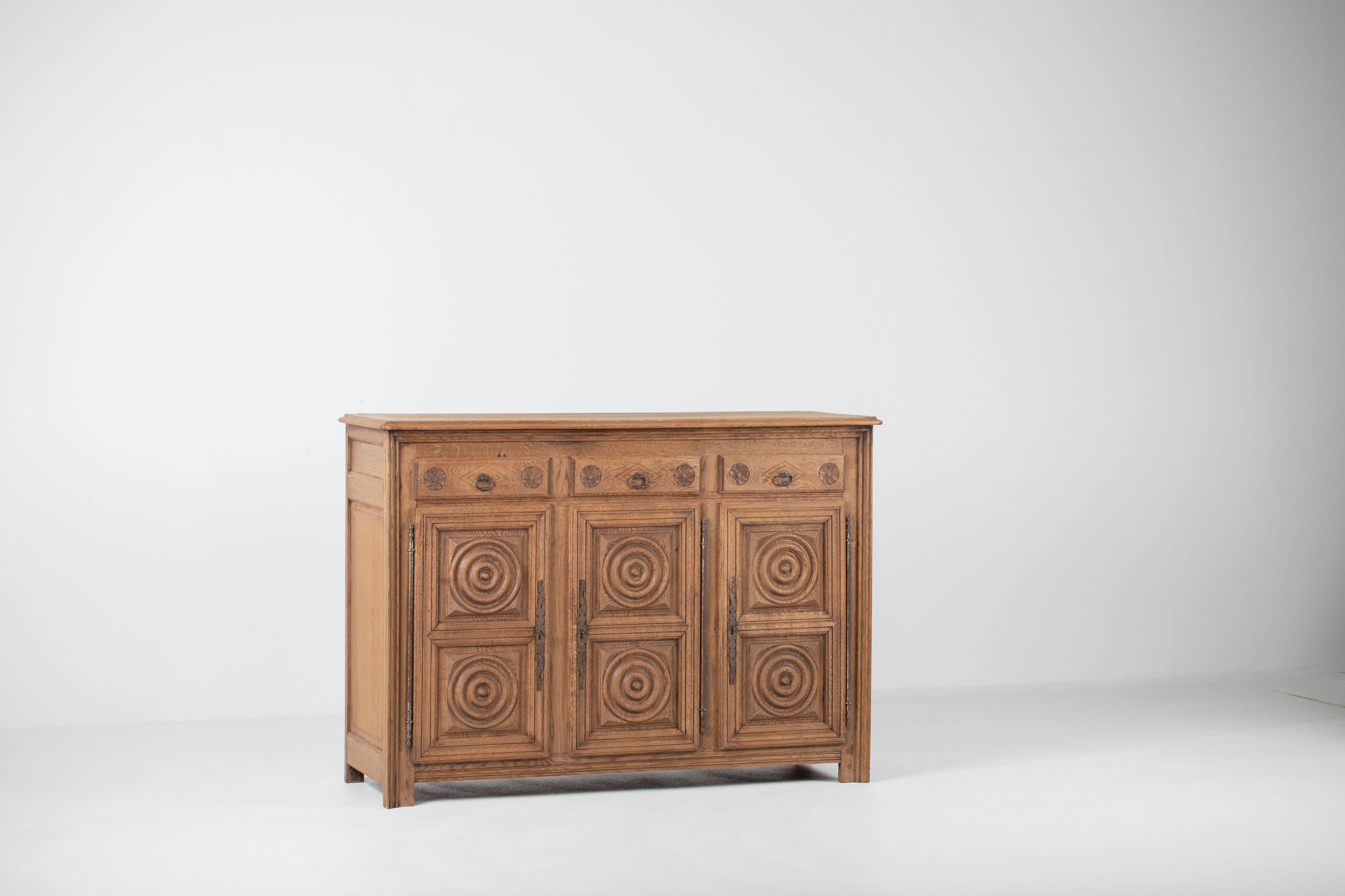 Dieses in der Normandie ausgegrabene bretonische Sideboard ist eine Komposition von ruhiger Solidität, die eine Sprache des architektonischen Rhythmus artikuliert, der von der ländlichen Tradition temperiert wird. Das aus massiver Eiche gefertigte