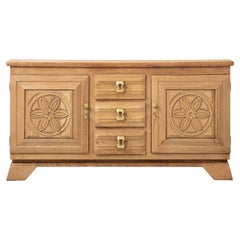 Eine Komposition ländlicher Geometrie: Bretonisches Sideboard aus massiver Eiche, Normandie