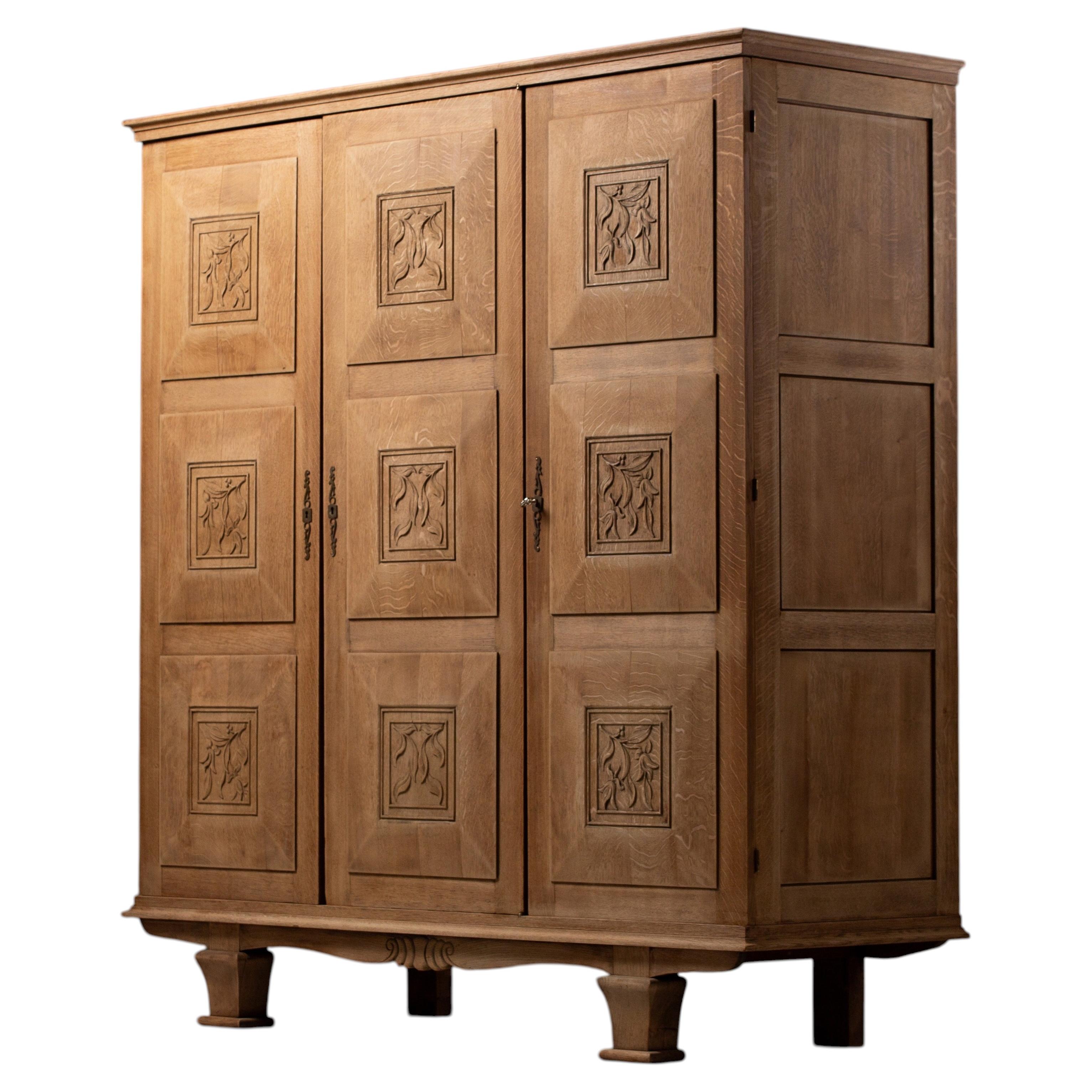 Armario de elegancia Art Déco, roble claro tallado, hierro forjado, Francia, década de 1940