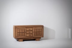 Sideboard aus Eiche mit geriffelten, geschnitzten Türen auf Kufenfüßen, Frankreich, 1940er Jahre