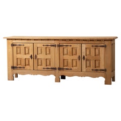 Sideboard aus Eiche mit getäfelten Türen und Scharnieren aus Eisen, Frankreich, 1960er Jahre