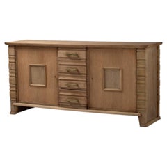 Sideboard aus Eiche mit abgestuften Pilastern und Messinggriffen, Frankreich, 1940er Jahre