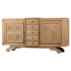 Sideboard aus Eiche mit geschnitzten Rosettenpaneelen und Intarsienplatte, Frankreich, 1940er Jahre