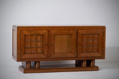 Credenza in rovere di Gaston Poisson con ante intagliate a griglia, Francia, anni ’40