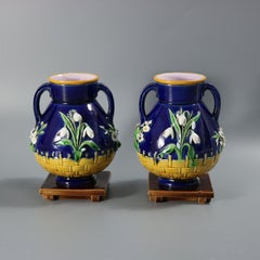 Juego de dos jarrones florales de mayólica de Minton con dos asas