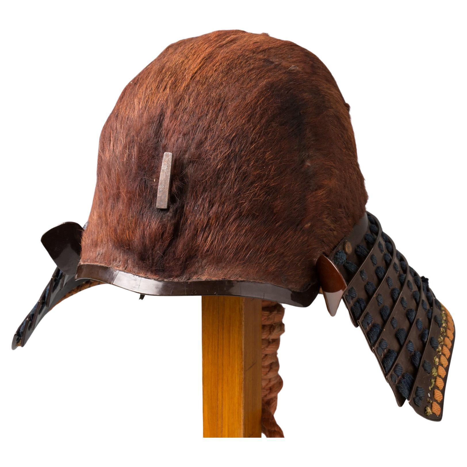 Sogonari Kabuto
Samurai-Helm in Form eines menschlichen Kopfes

Frühe Edo-Periode (1615 - 1867).

 

Kawari kabuto mit drei Platten, die mit gelbbraunem Haar bedeckt sind und einem menschlichen Kopf ähneln.

Samurai-Helme mit dieser Form