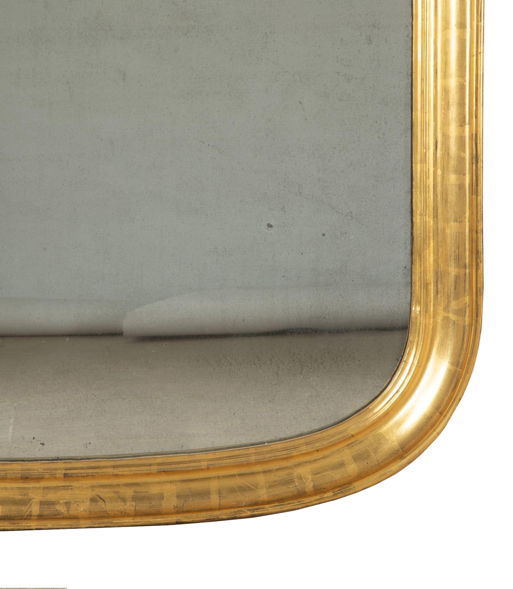 Miroir Louis Philippe de la fin du XIXe siècle.
Avec un large cadre, doré à l'or fin. Double extrémité, un modèle rare à trouver.
Circa 1880.