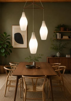 Grandi lampade danesi in vetro opalino con struttura a cascata a 3 bracci in stile Mid-Century, a forma di birilli da bowling