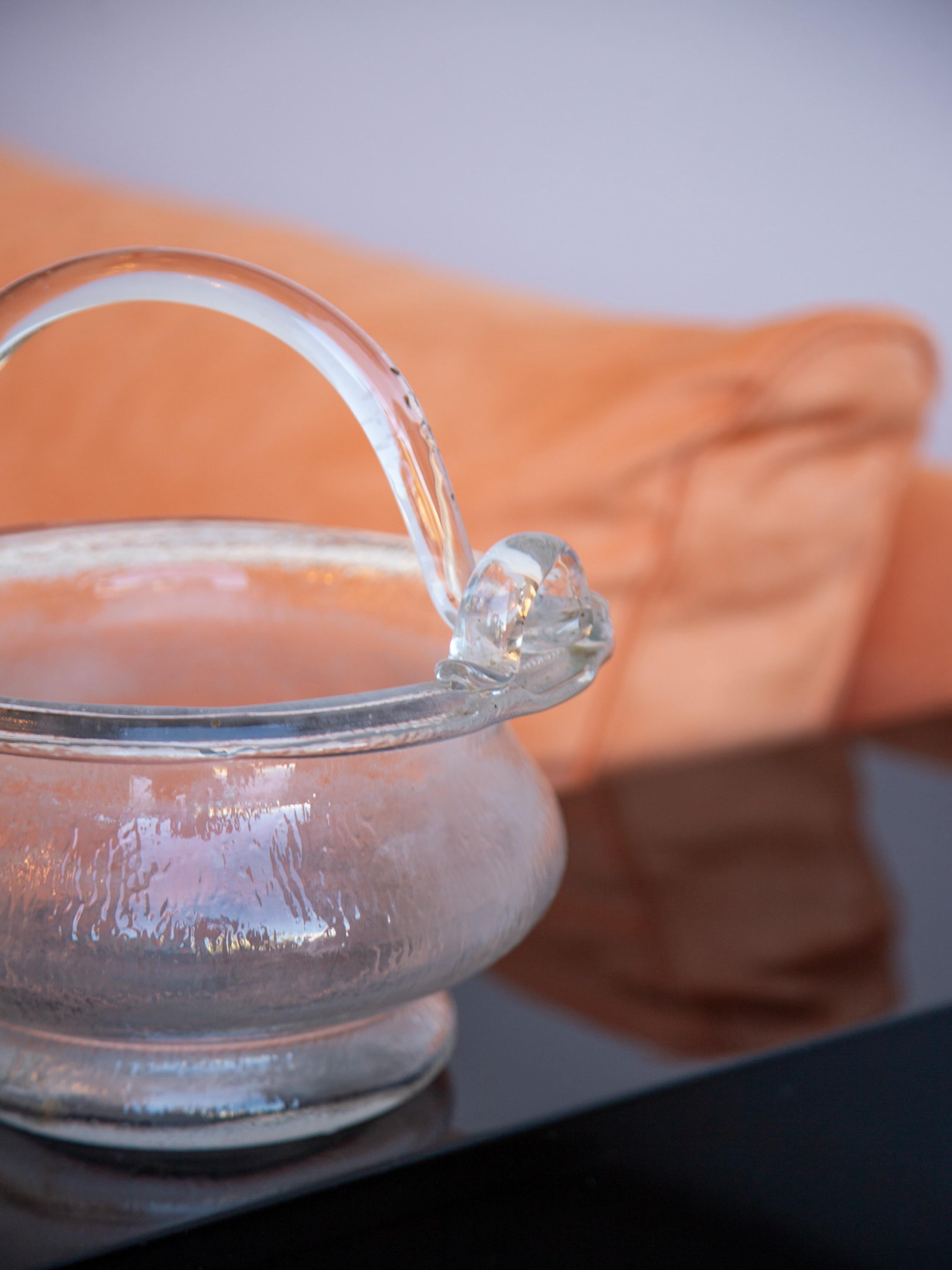 Perfetto come centrotavola, vaso decorativo o come parte di una collezione di vetri di Murano, questo cestino aggiunge un tocco di eleganza senza tempo a qualsiasi spazio. La sua forma morbida e organica e la superficie rifinita artigianalmente