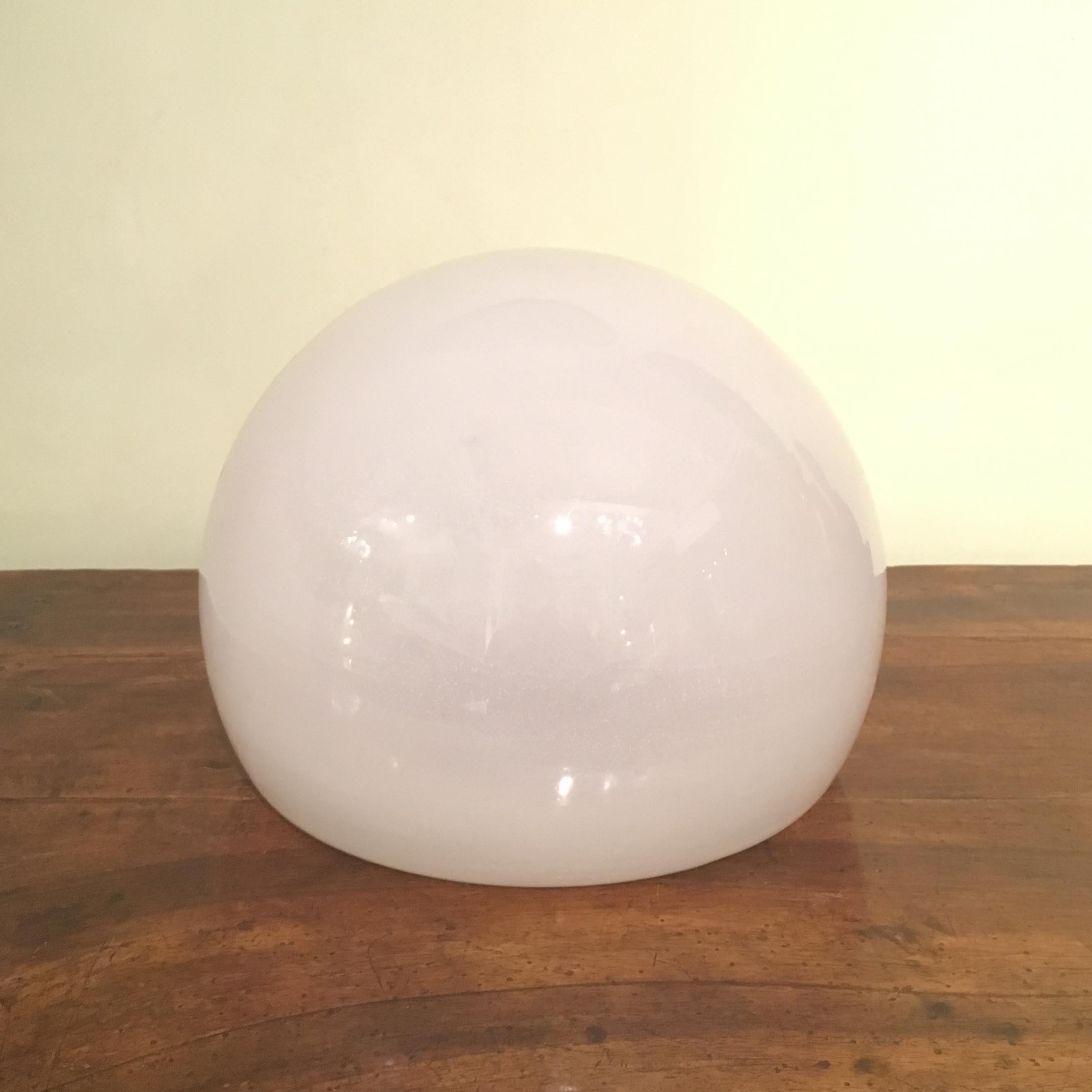 Mid-20th Century Italian Design White Opal Murano Glass Table Lamp In Good Condition For Sale In Firenze, Tuscany
