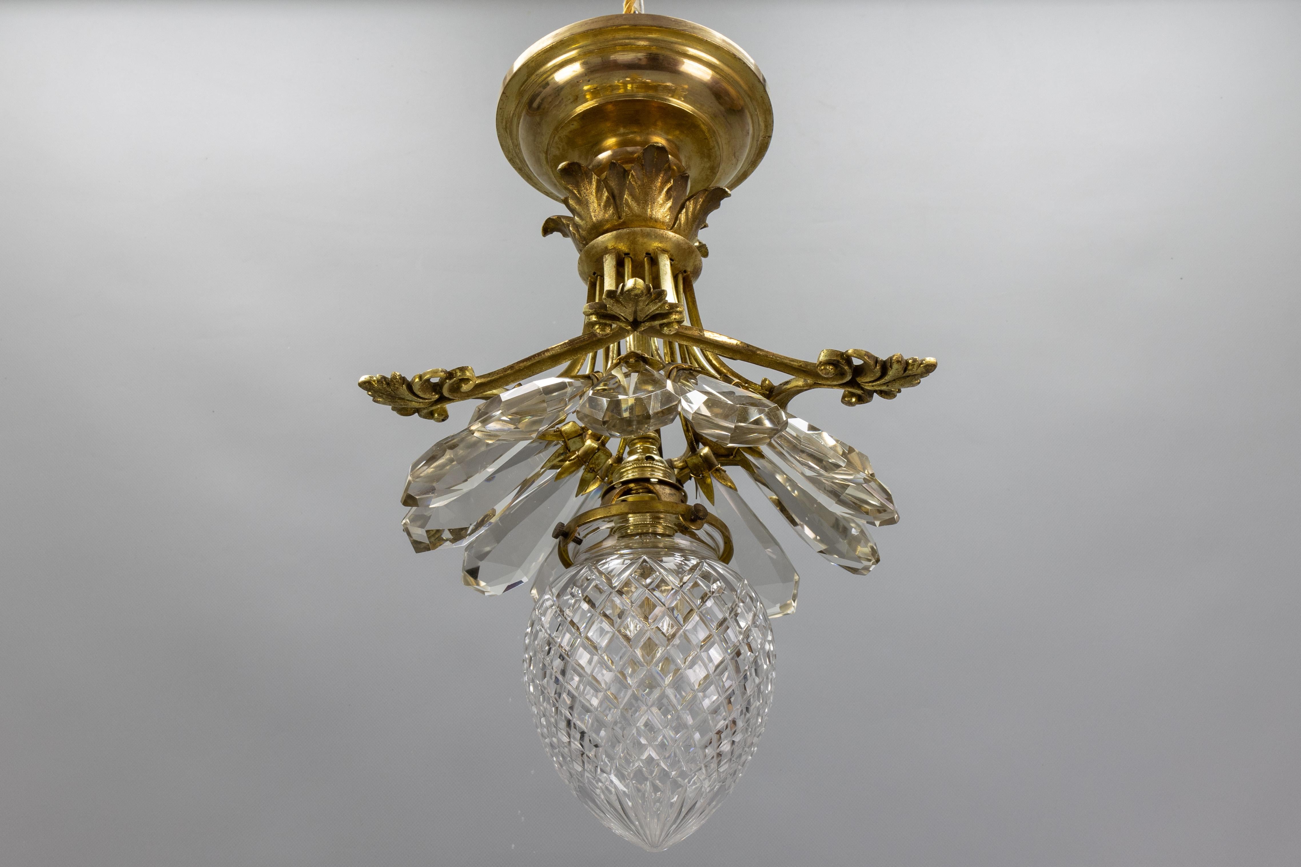Antigua lámpara de techo francesa estilo Luis XVI de cristal, vidrio tallado y bronce, circa 1900

Elegante lámpara de techo francesa de estilo renacimiento Luis XVI, de hacia 1900. Fabricada en bronce finamente fundido, la lámpara presenta una
