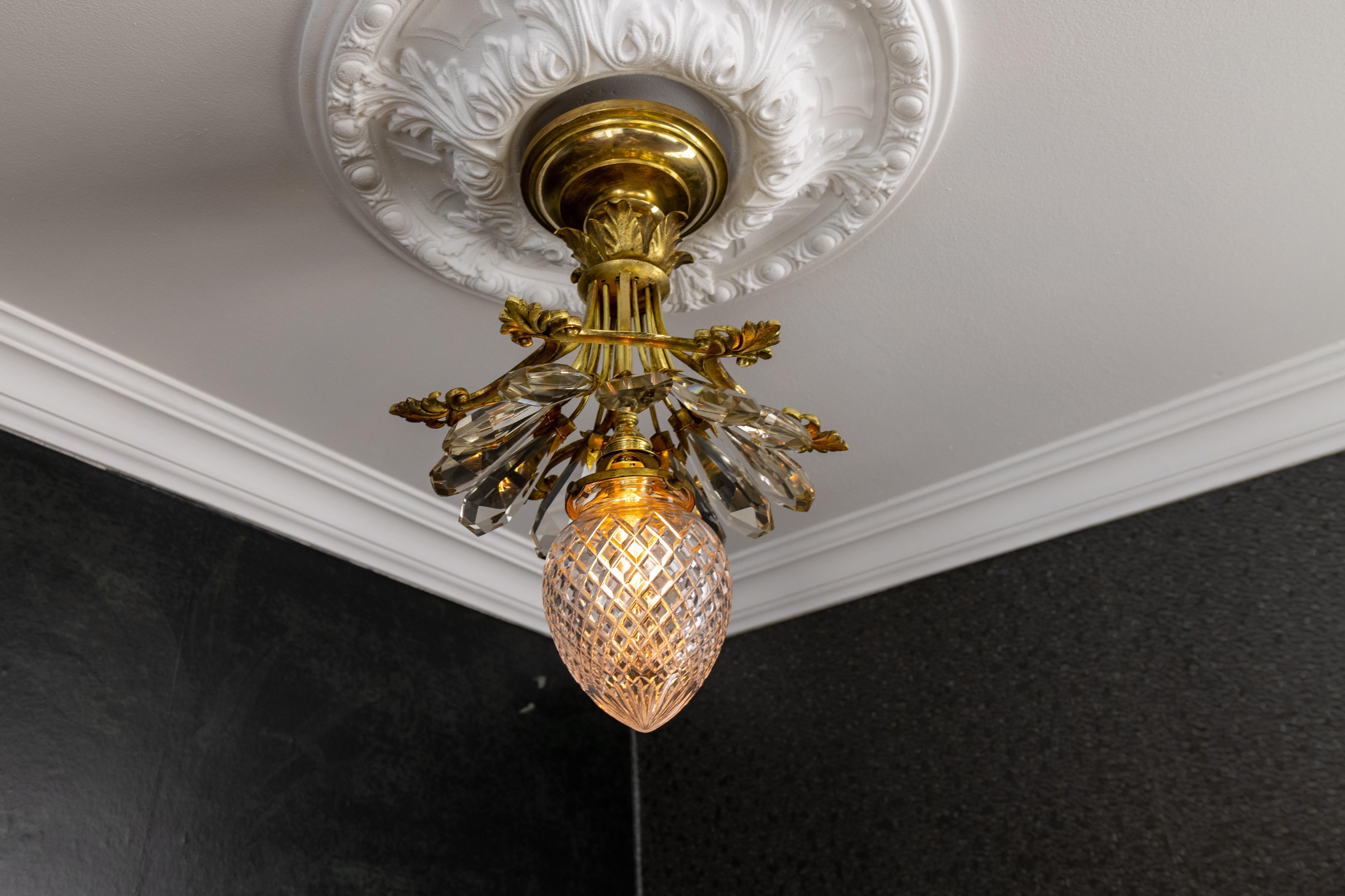 Antigua Lámpara de Techo Francesa Estilo Luis XVI de Cristal, Vidrio Tallado y Bronce en Bueno estado para la venta en Barntrup, DE