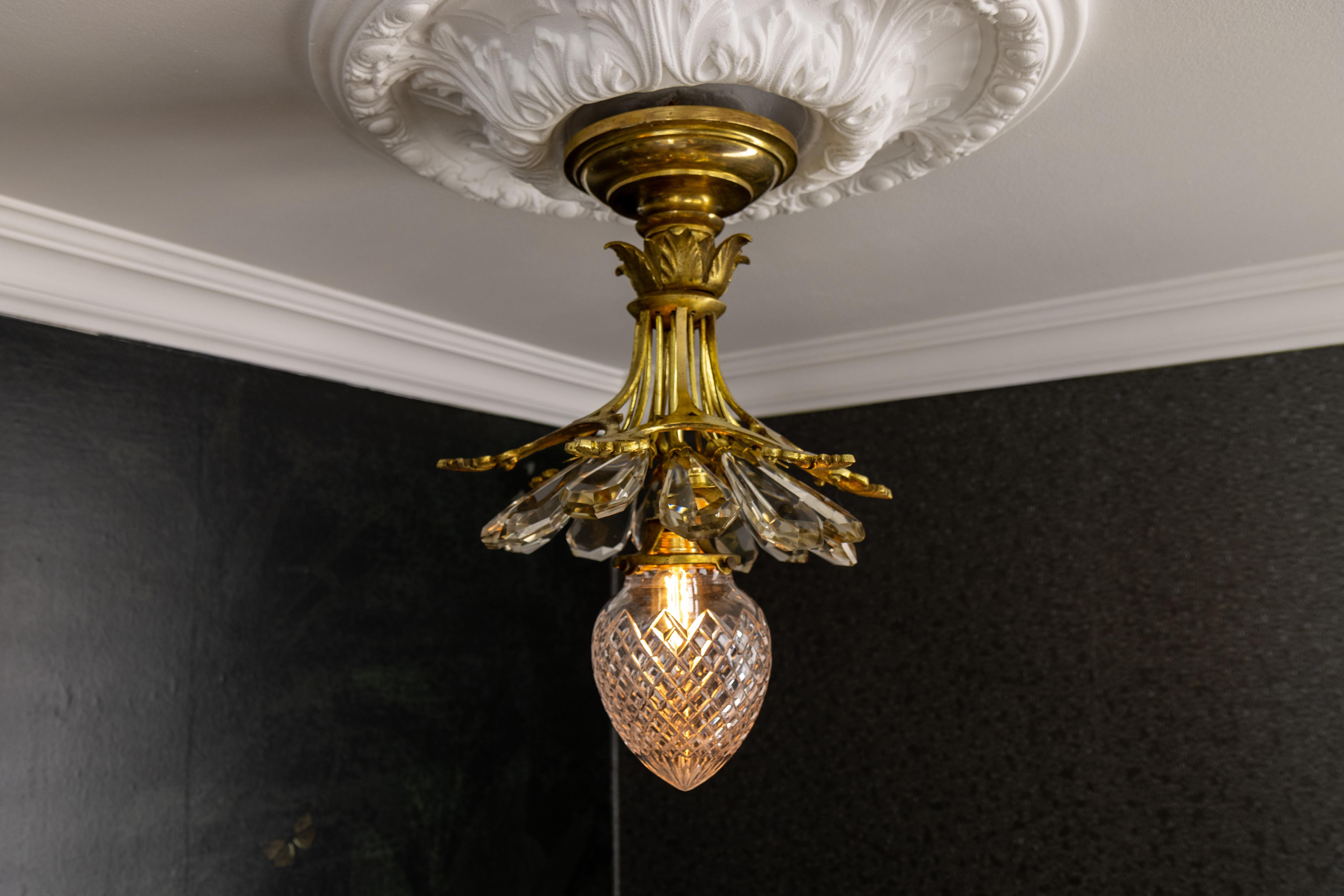 Antigua Lámpara de Techo Francesa Estilo Luis XVI de Cristal, Vidrio Tallado y Bronce en venta 5