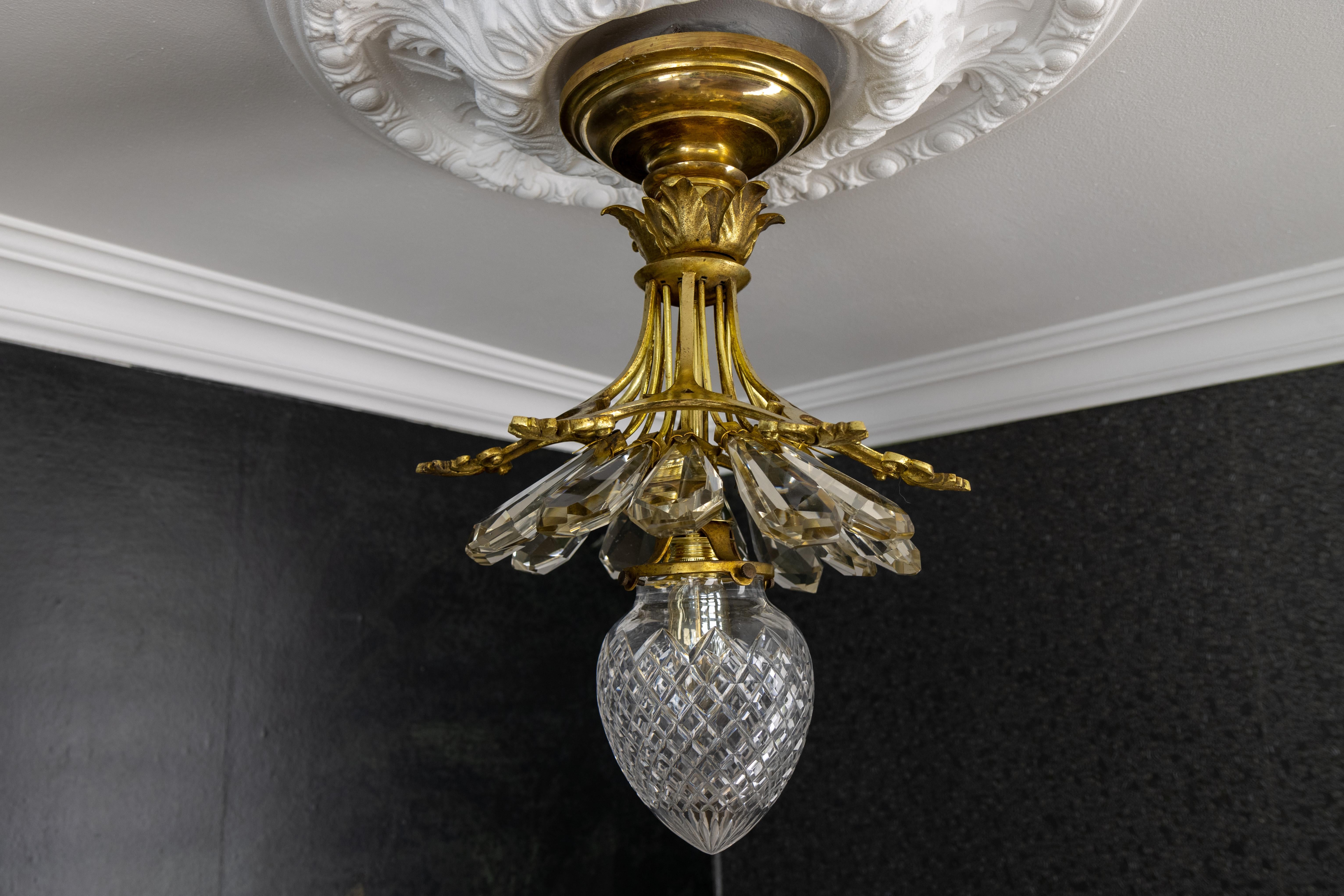 Antigua Lámpara de Techo Francesa Estilo Luis XVI de Cristal, Vidrio Tallado y Bronce en venta 4