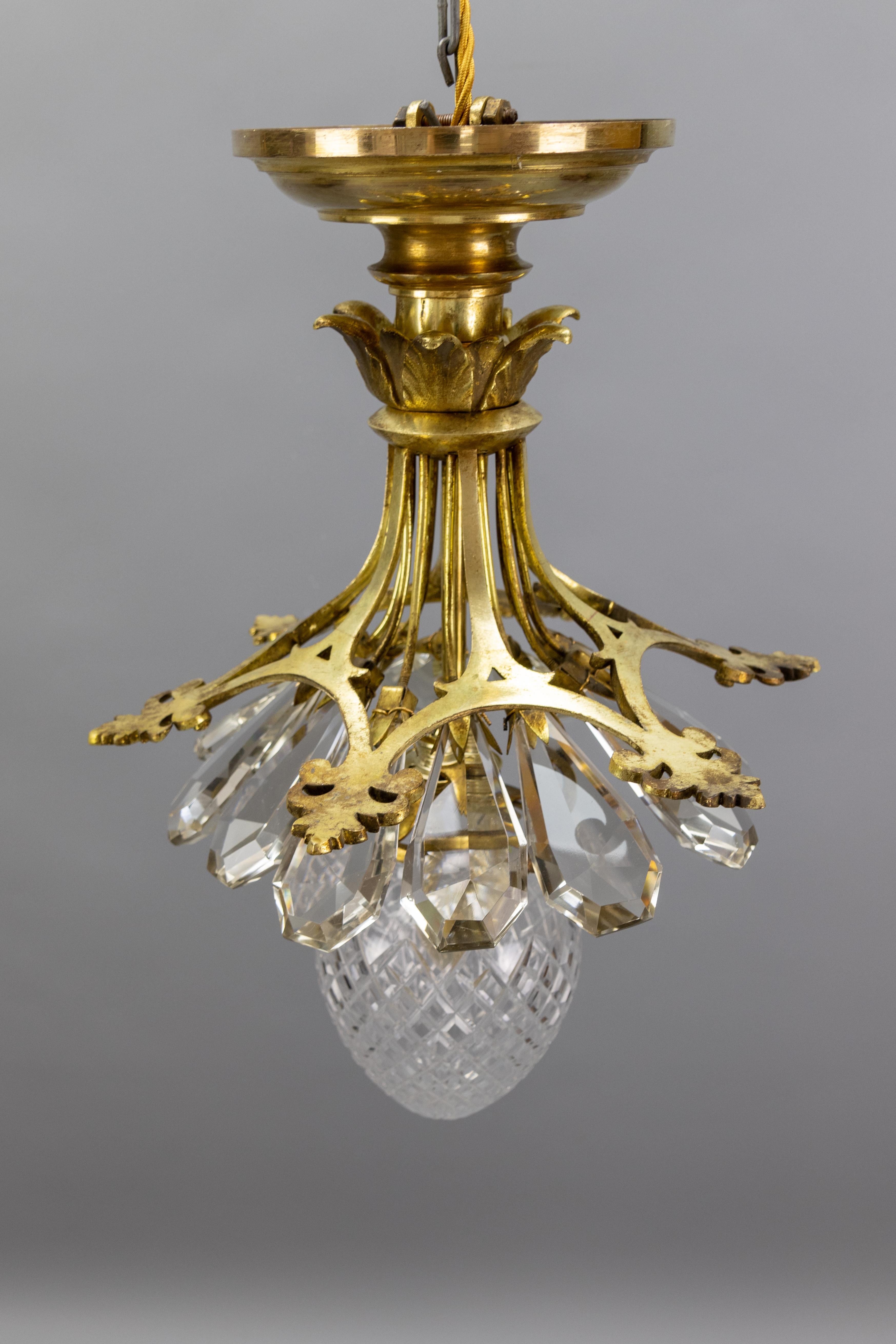 Antigua Lámpara de Techo Francesa Estilo Luis XVI de Cristal, Vidrio Tallado y Bronce en venta 7
