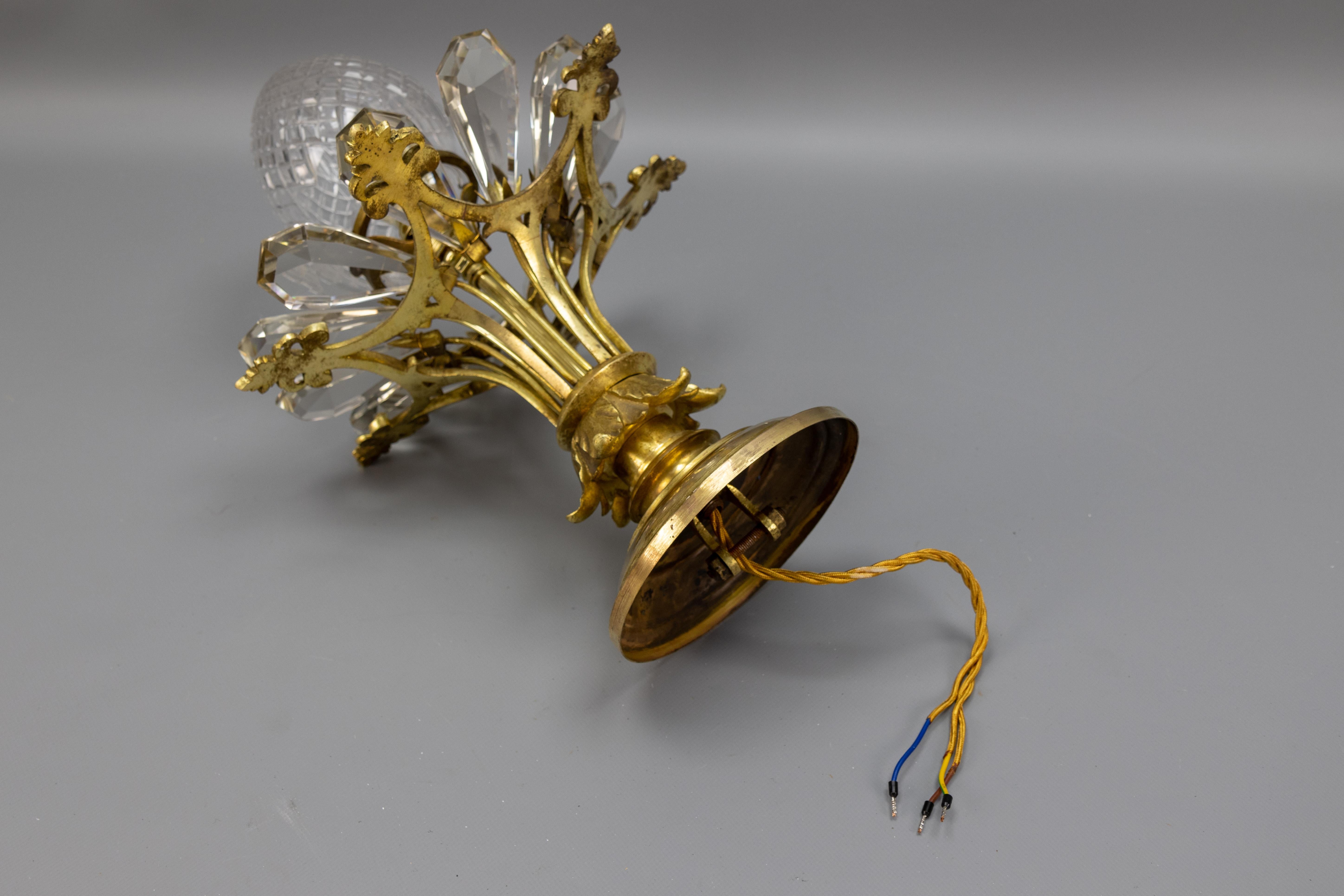 Antigua Lámpara de Techo Francesa Estilo Luis XVI de Cristal, Vidrio Tallado y Bronce en venta 10