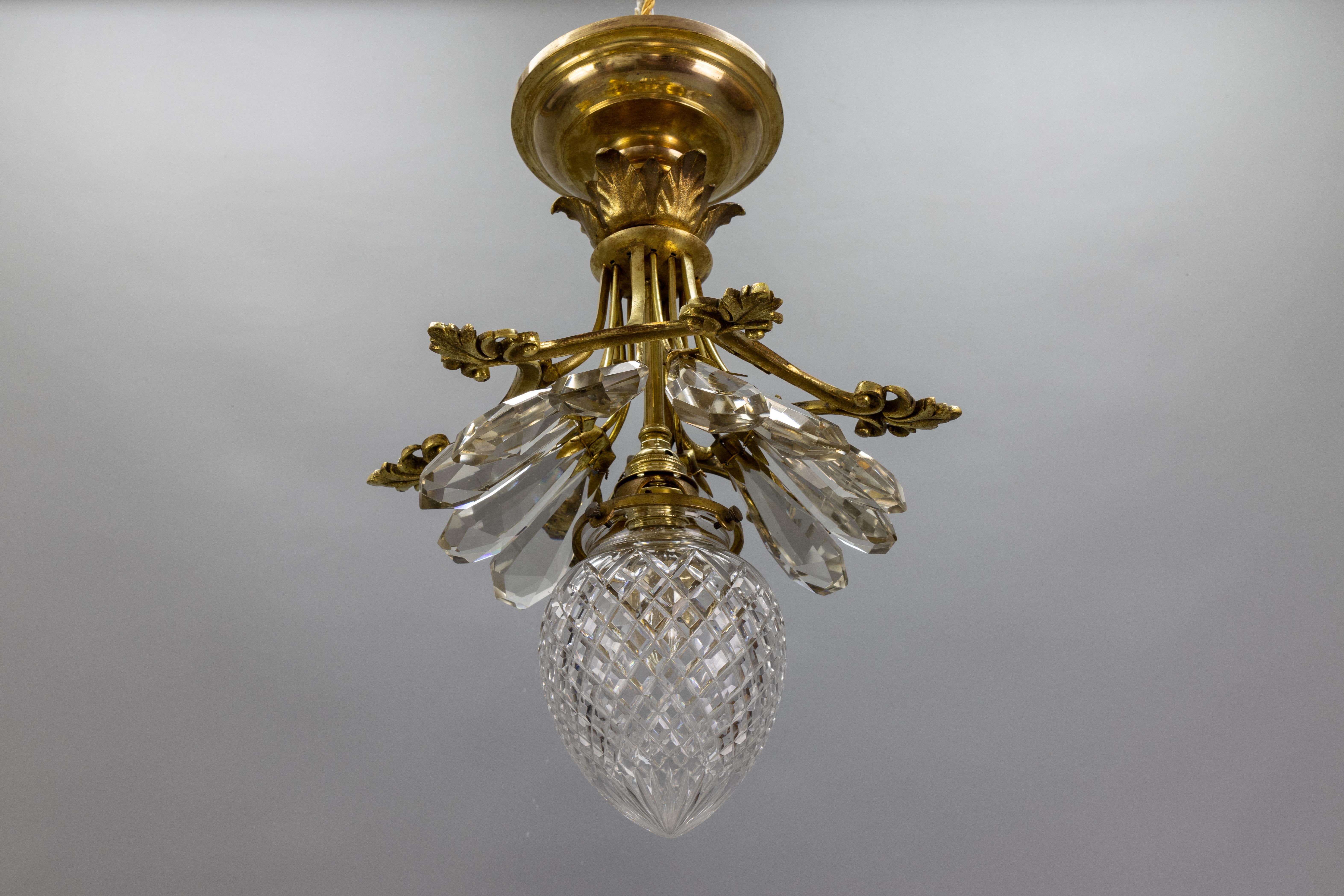 Antigua Lámpara de Techo Francesa Estilo Luis XVI de Cristal, Vidrio Tallado y Bronce en venta 9