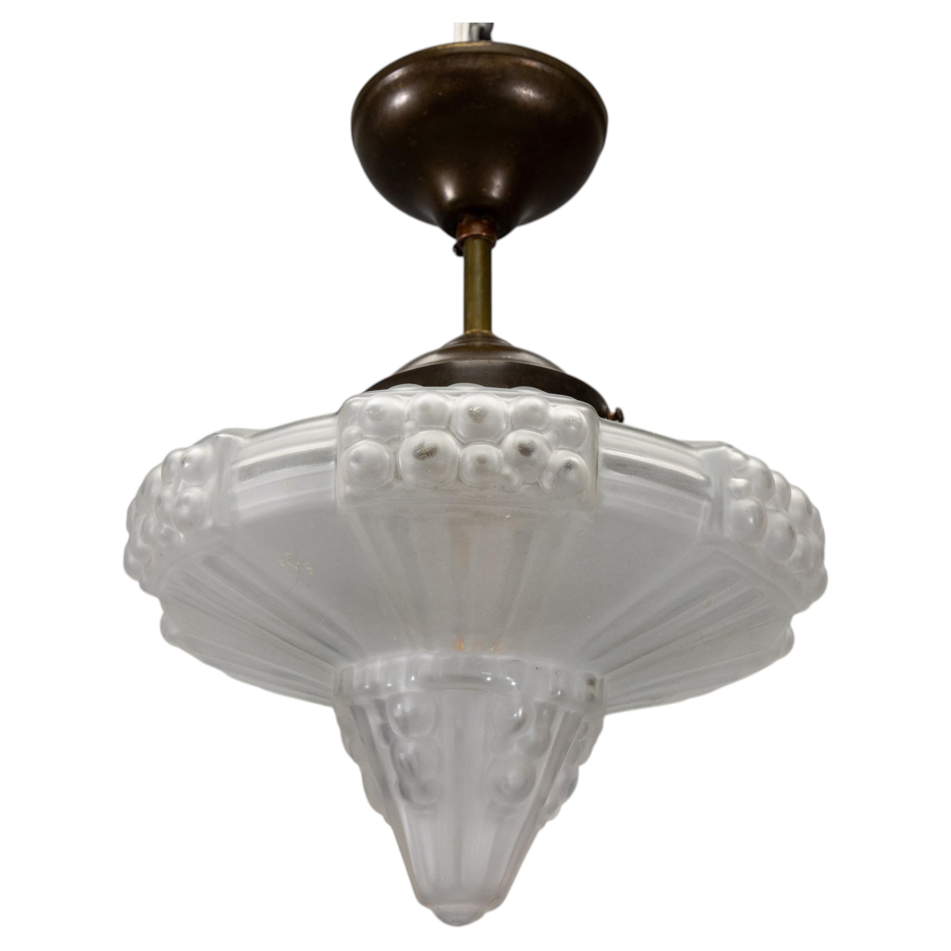 Französische Art-déco-Deckenleuchte aus mattweißem Glas und Messing, ca. 1930er Jahre