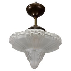 Plafonnier Art déco français en verre blanc dépoli et laiton, vers les années 1930