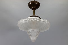Plafonnier Art déco français en verre blanc dépoli et laiton, vers les années 1930