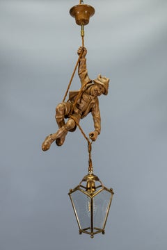 Alpiniste allemand sculpté dans du bois de tilleul, avec une lanterne en laiton, années 1950