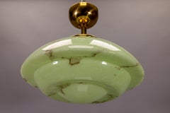 Lámpara de techo alemana de estilo Art Déco, de cristal marmolado verde y latón, década de 1930