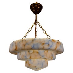 Colgante alemán de estilo Art Déco de cristal marmolado en tonos crema, azul y marrón, con forma escalonada, década de 1930