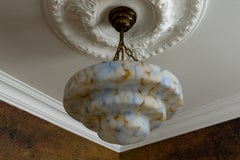 Deutscher Art-Déco-Anhänger aus gestuftem, cremefarbenem, blau- und braunmarmoriertem Glas, 1930er Jahre