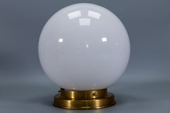 Plafonnier allemand du milieu du siècle, en verre blanc, avec socle en laiton, années 1970