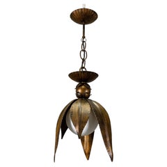Pendentif allemand du milieu du siècle en métal doré en forme de feuille, avec globe en verre blanc, années 1970