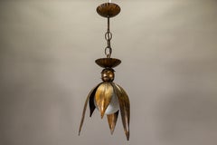 Pendentif allemand du milieu du siècle en métal doré en forme de feuille, avec globe en verre blanc, années 1970