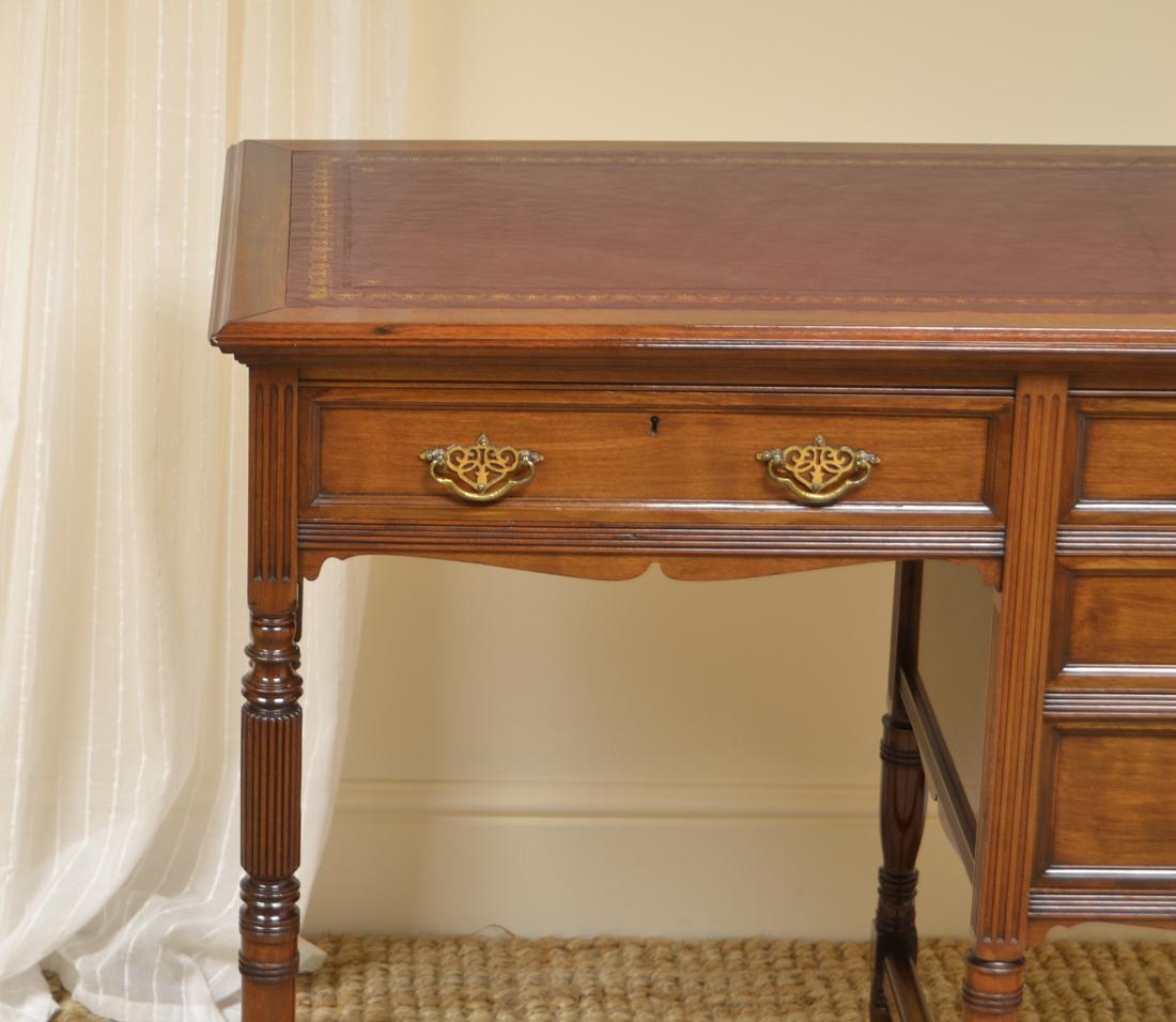Victorian Walnut Antique Desk In Good Condition For Sale In Link 59 Business Park, Clitheroe
