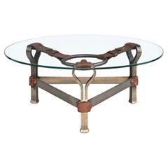 Mesa de centro de hierro fundido y cuero de Jean Pierre Ryckaert, de mediados del siglo XX
