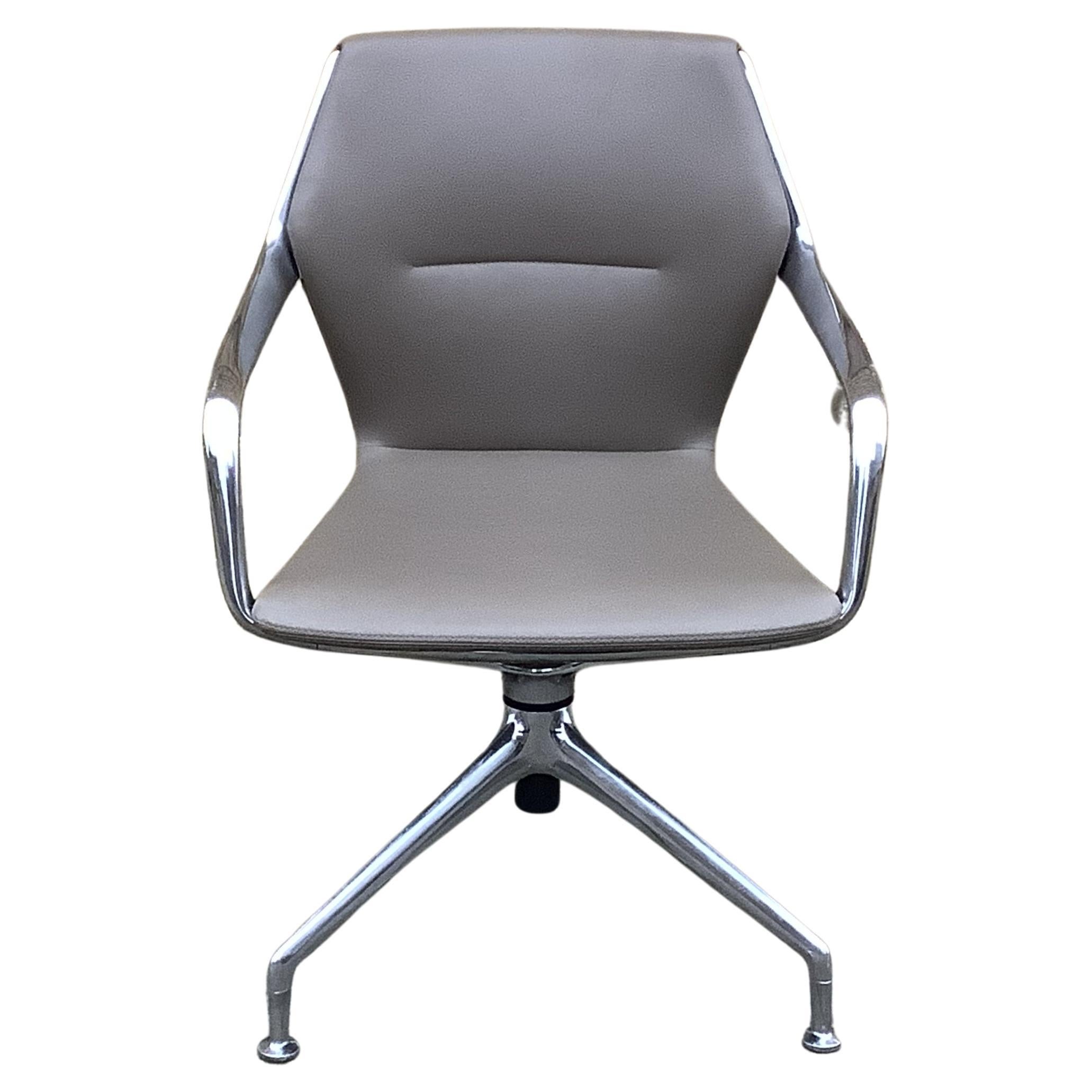 Combining the same seating dynamics as its successful cantilever predecessor, the new swivel version of Ray offers even more forms of flexibility and comfort. Floating above the die-cast aluminium base is an upper assembly that springs, bounces and