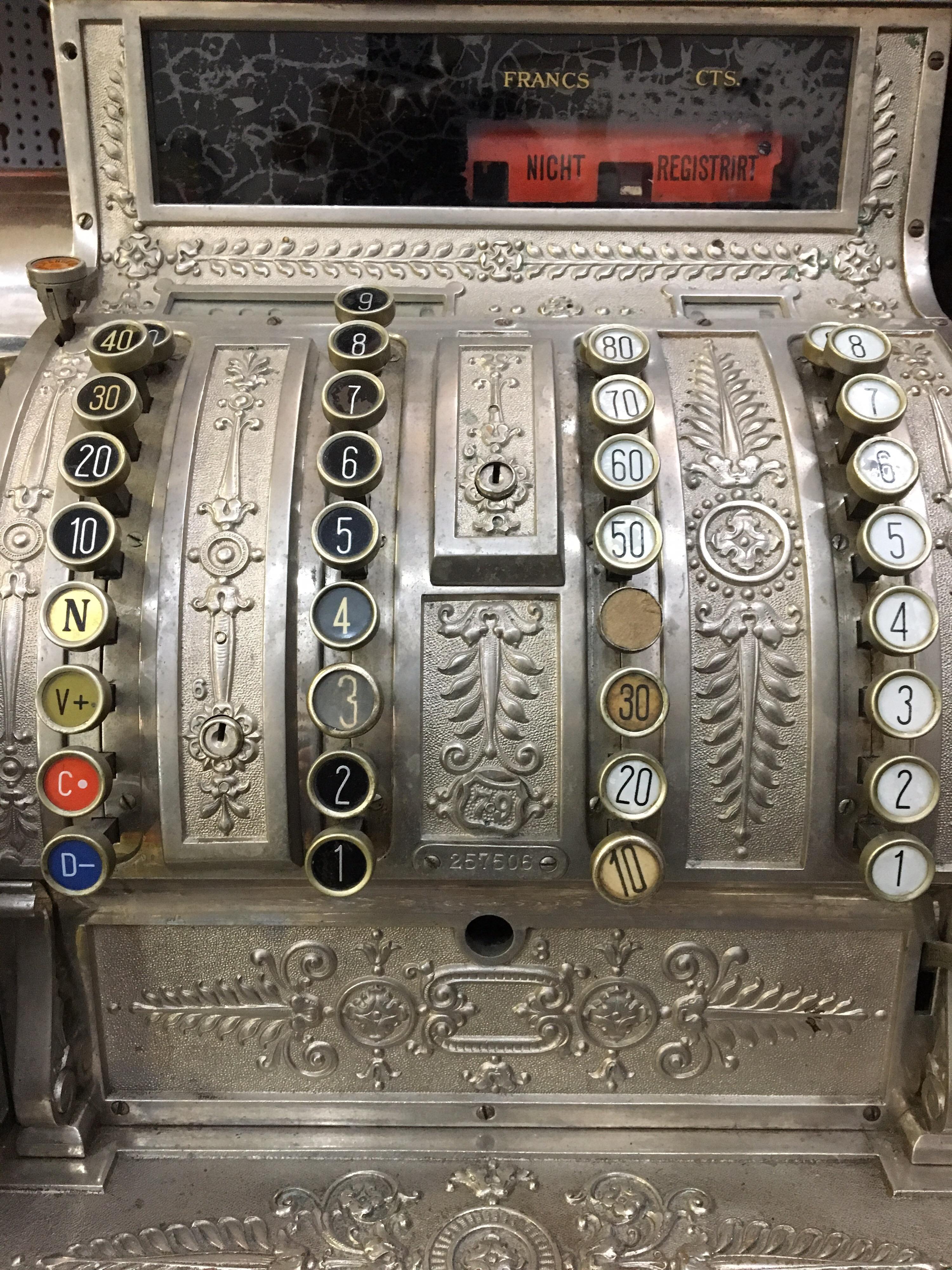 Fully functional cash register by National Cash Register Co Dayton Ohio,
The National Cash Register Co.m.b.H Berlin.


In beautiful optics it was long the eyecatcher of the shop counter in the fashion business, it always served well and