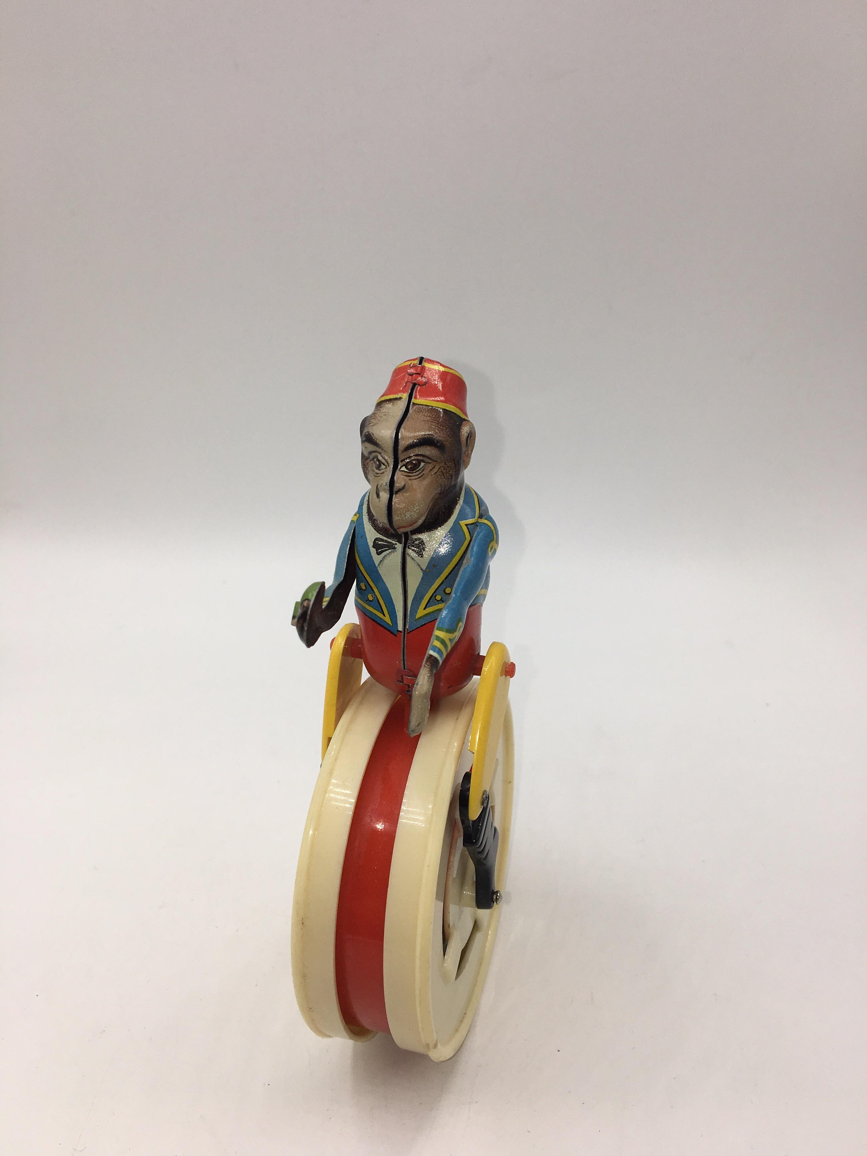 Functional and colored wind-up monkey toy, made U.S. ZONE, Germany, circa 1950.
Material: Tin and plastic.