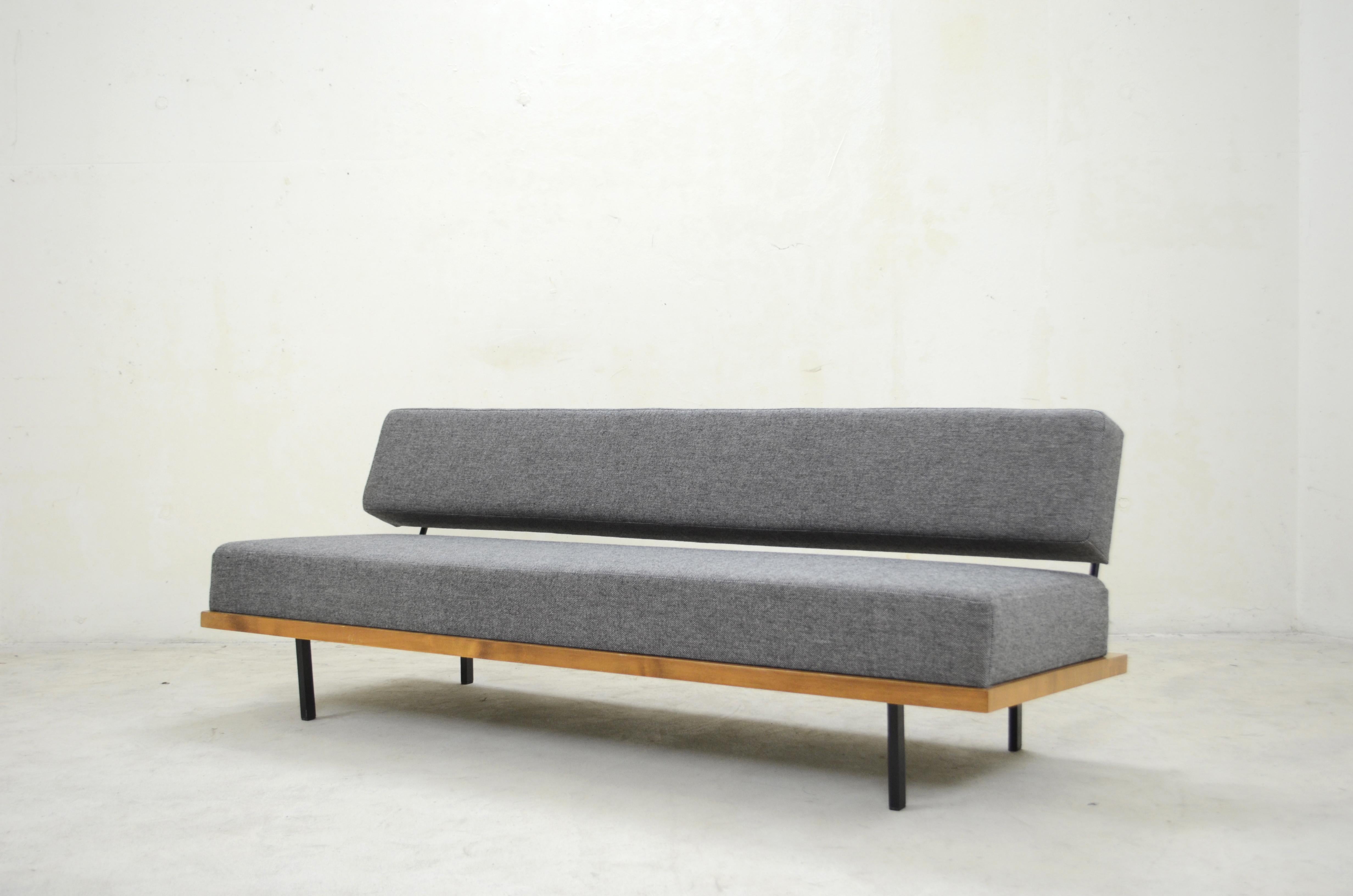 Hans Kaufeld manufactures this daybed sofa. Design by Josef Pentenrieder in the year 1954.
It has a convertible backrest for using as an daybed.
A simply and classic daybed from the midcentury.
It was upholstered and the fabric is renewed in