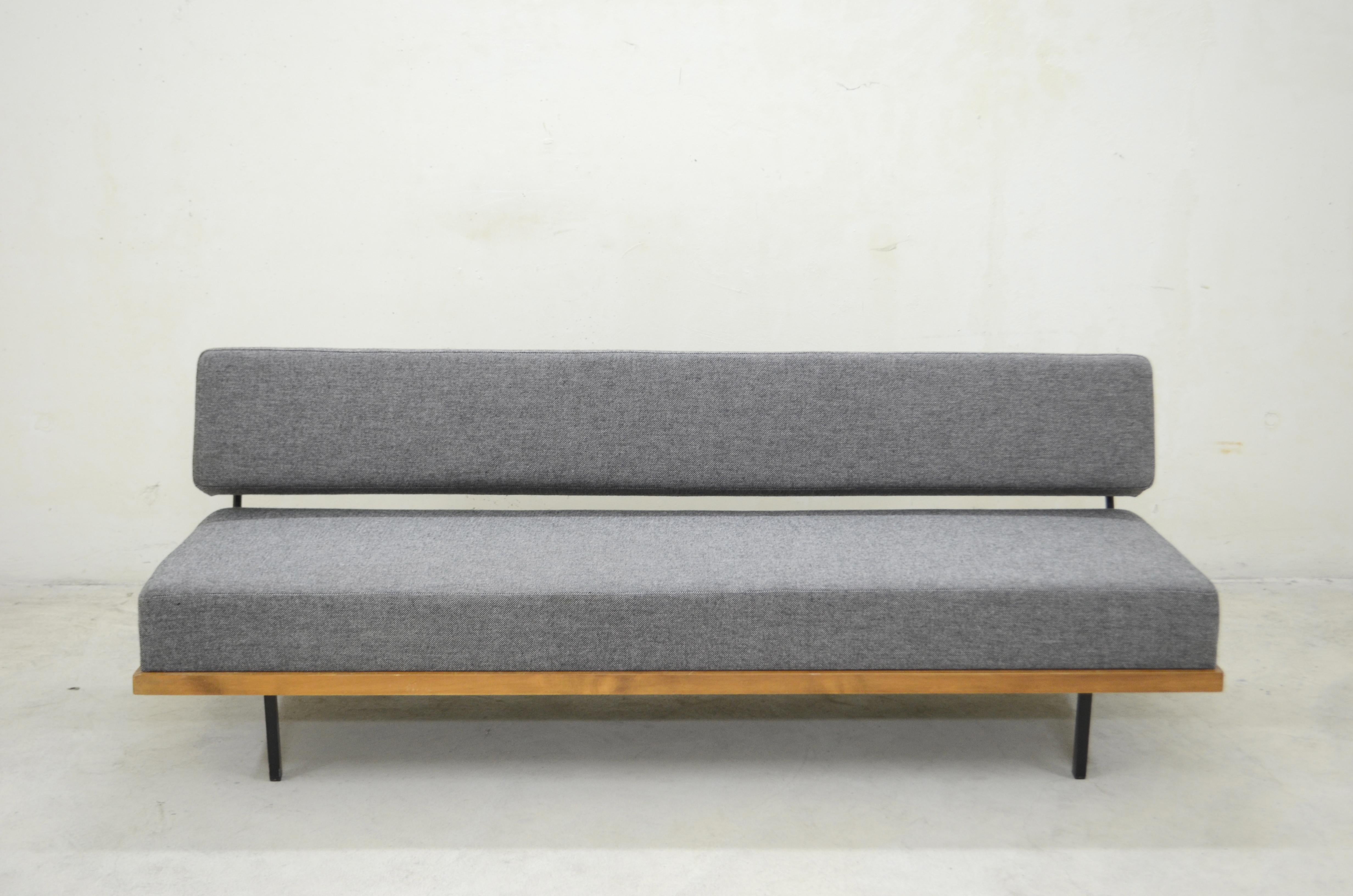 Deutsches Daybed aus den 1950er Jahren von Josef Pentenrieder für Hans Kaufeld Sofa Neuer Stoff (Geschwärzt)