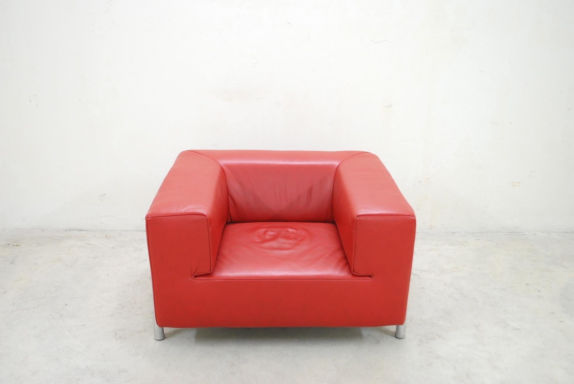 Model Genesis and design by Cynthia Starnes for German manufacture Koinor.
Red rosso aniline leather.
The feet is in aluminium and is also designed like a sculpture.
An extraordinary design.