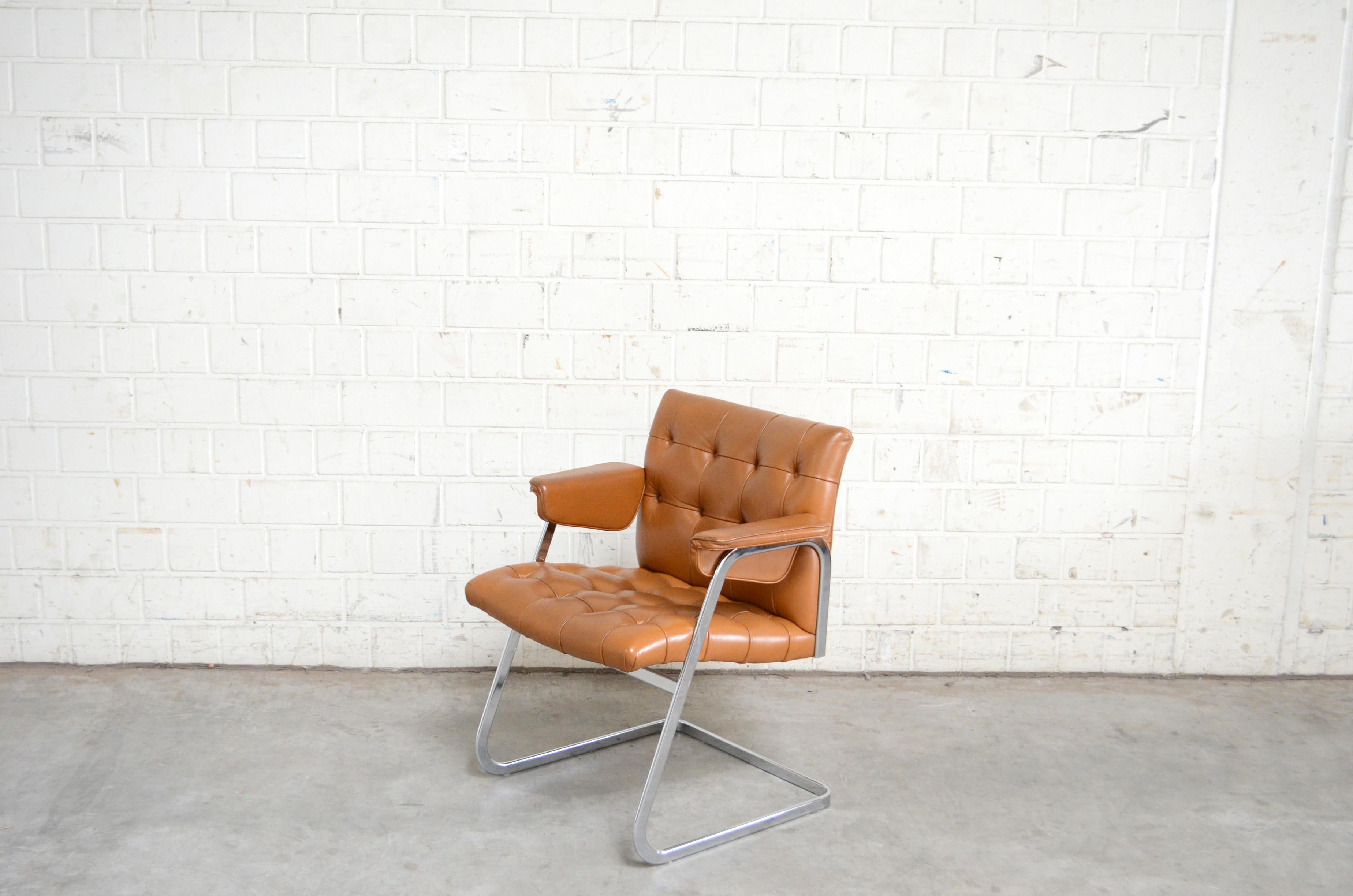 Robert Haussmann RH 305 armchairs design of 1957 and manufactured by De Sede.
Brandy cognac leather. The leather was recoloured some years ago from a leather company.
This version from 1970s is very rare version with Softpad armrests.
The design