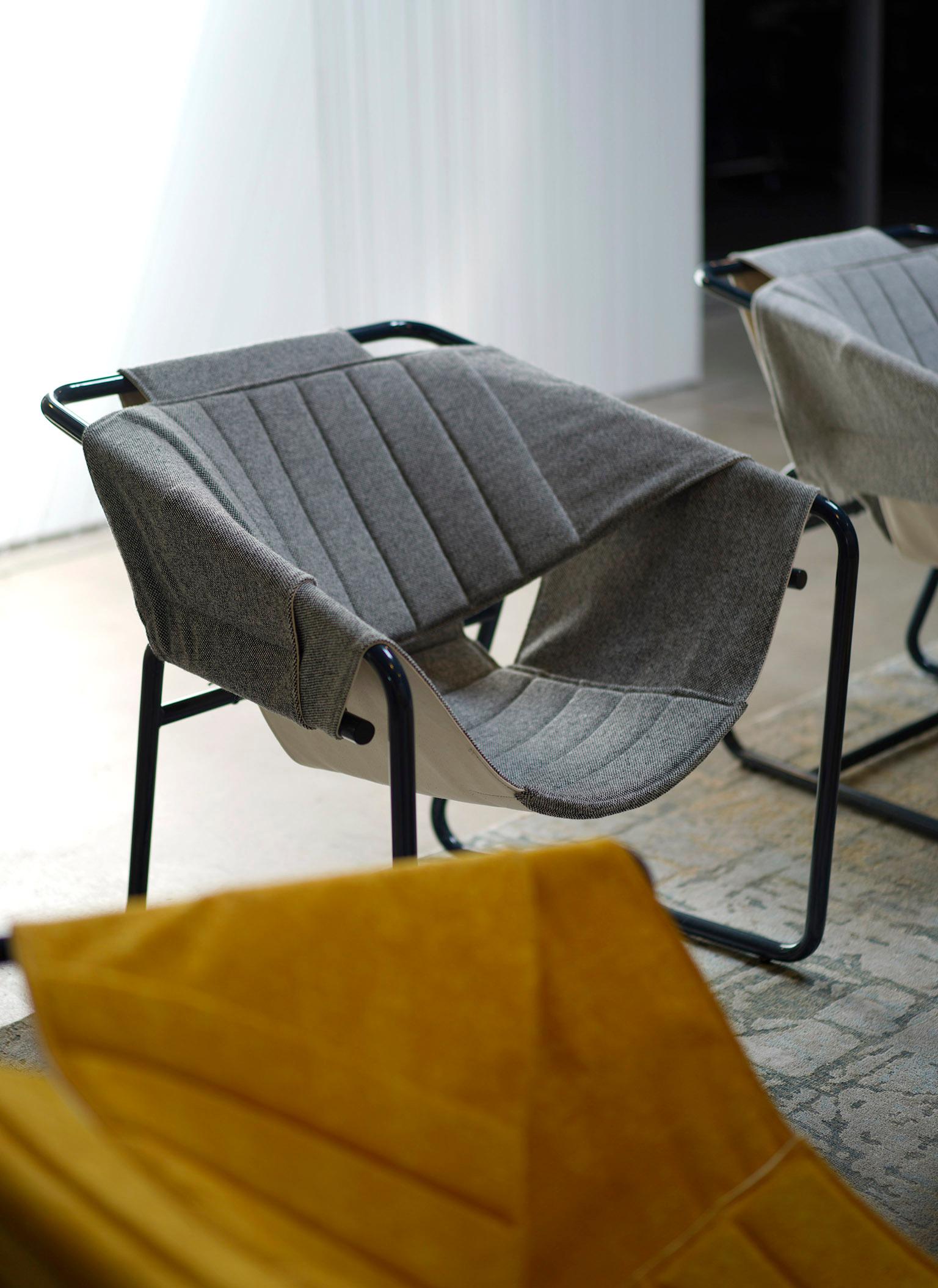 Easy Chair aus gebogenen Metallrohren mit Stoffbezug (21. Jahrhundert und zeitgenössisch) im Angebot